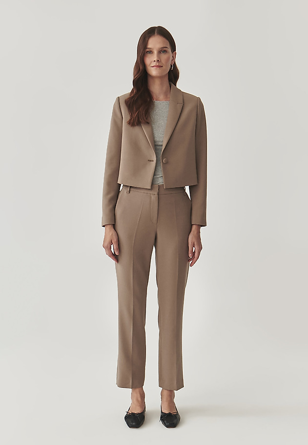 MODERN LADIES’ CROPPED BLAZER - RENETA MODERN LADIES’ CROPPED BLAZER - RENETA BEŻOWY 2