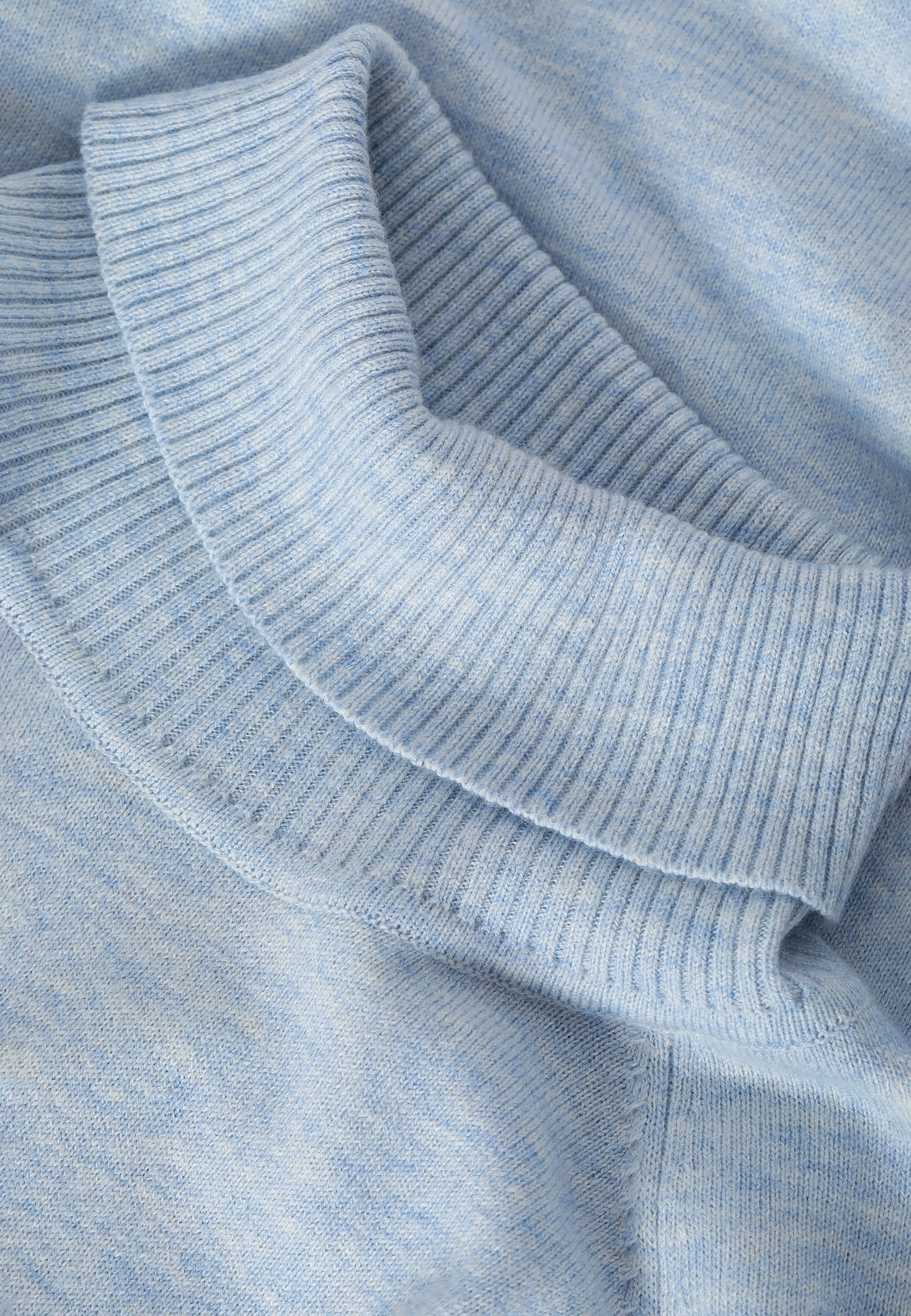 KLASYCZNY SWETER DAMSKI Z GOLFEM Z HAFTOWANYM MISIEM USZATKIEM NEKO