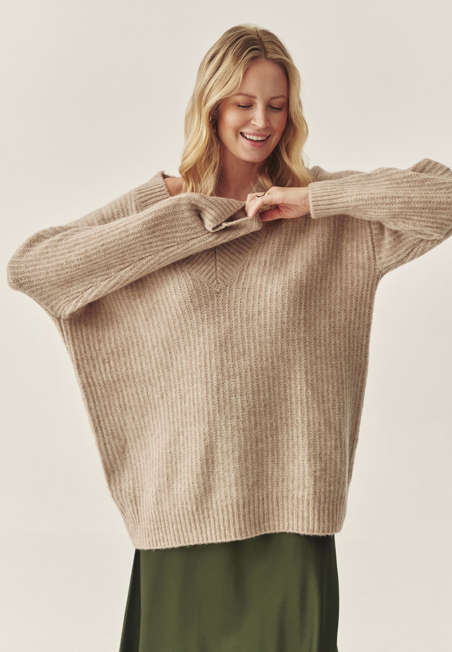 PULOVER DE DAMĂ OVERSIZE CU DECOLTEU ÎN FORMA LITEREI „V” — ONYX BEJ 2