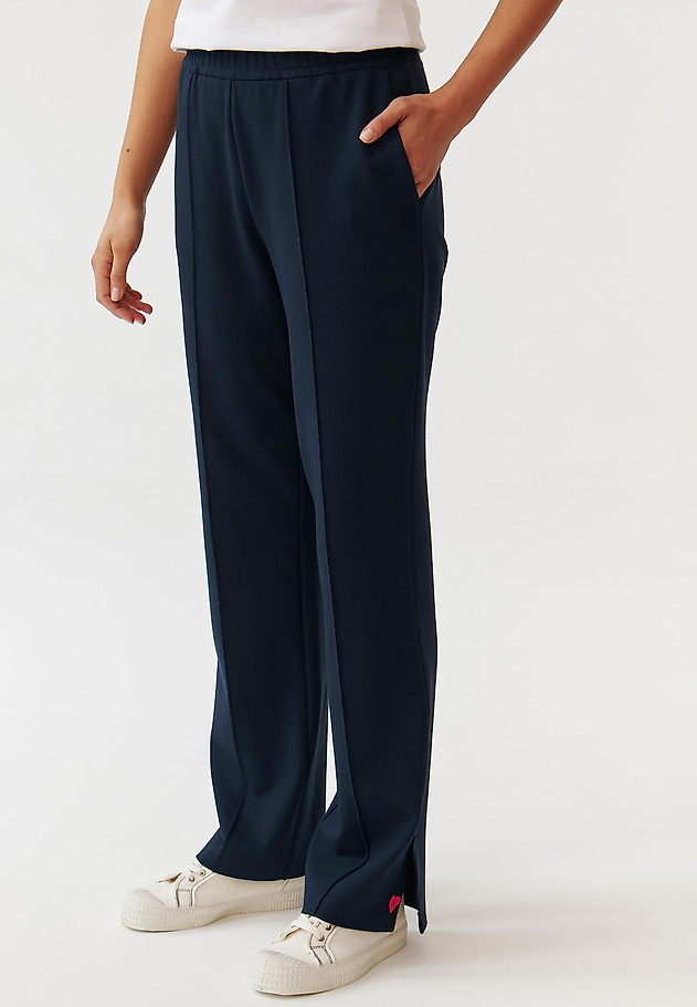 DÁMSKÉ ÚPLETOVÉ KALHOTY S PROŠÍVANÝMI PUKY - MADDY DÁMSKÉ ÚPLETOVÉ KALHOTY S PROŠÍVANÝMI PUKY - MADDY TMAVĚ MODRÁ 2