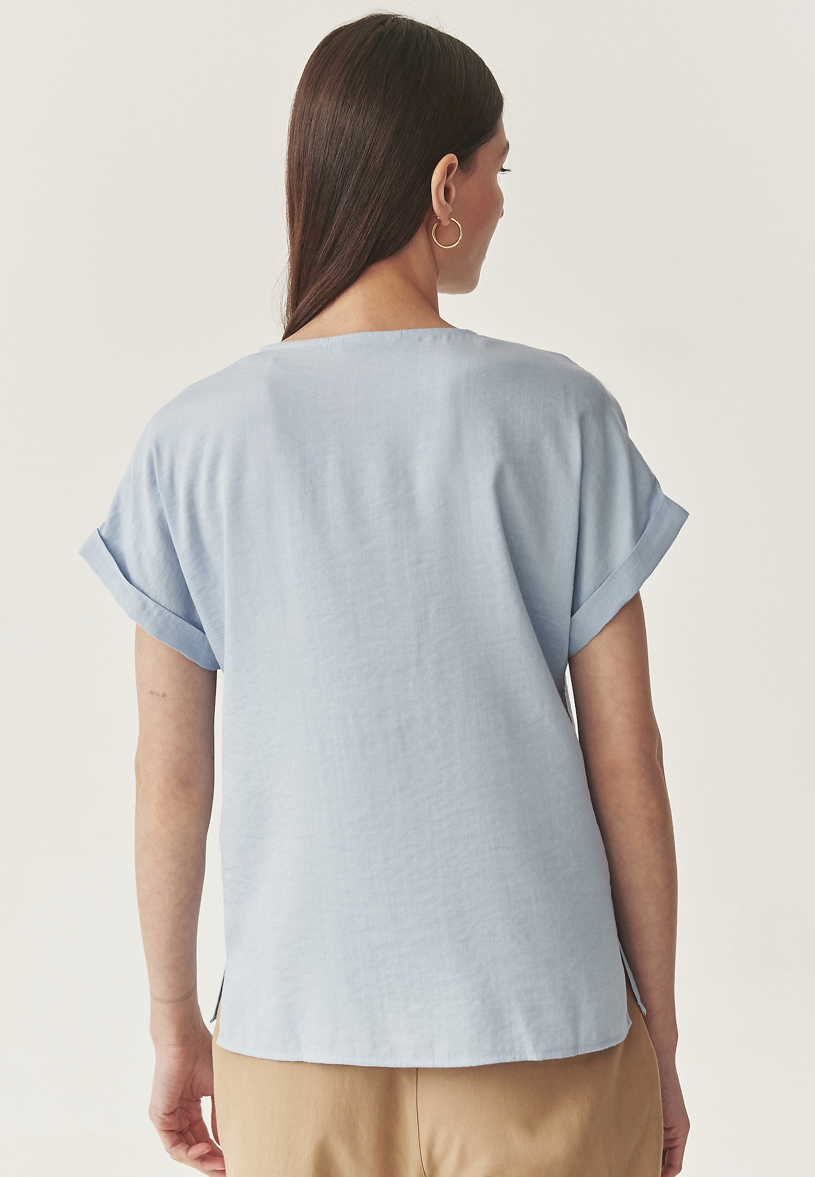 ELEGANTNA BLUZA Z OKRASNIM GUMBKI - MASALA 1 ELEGANTNA BLUZA Z OKRASNIM GUMBKI - MASALA 1 MODRA 112797