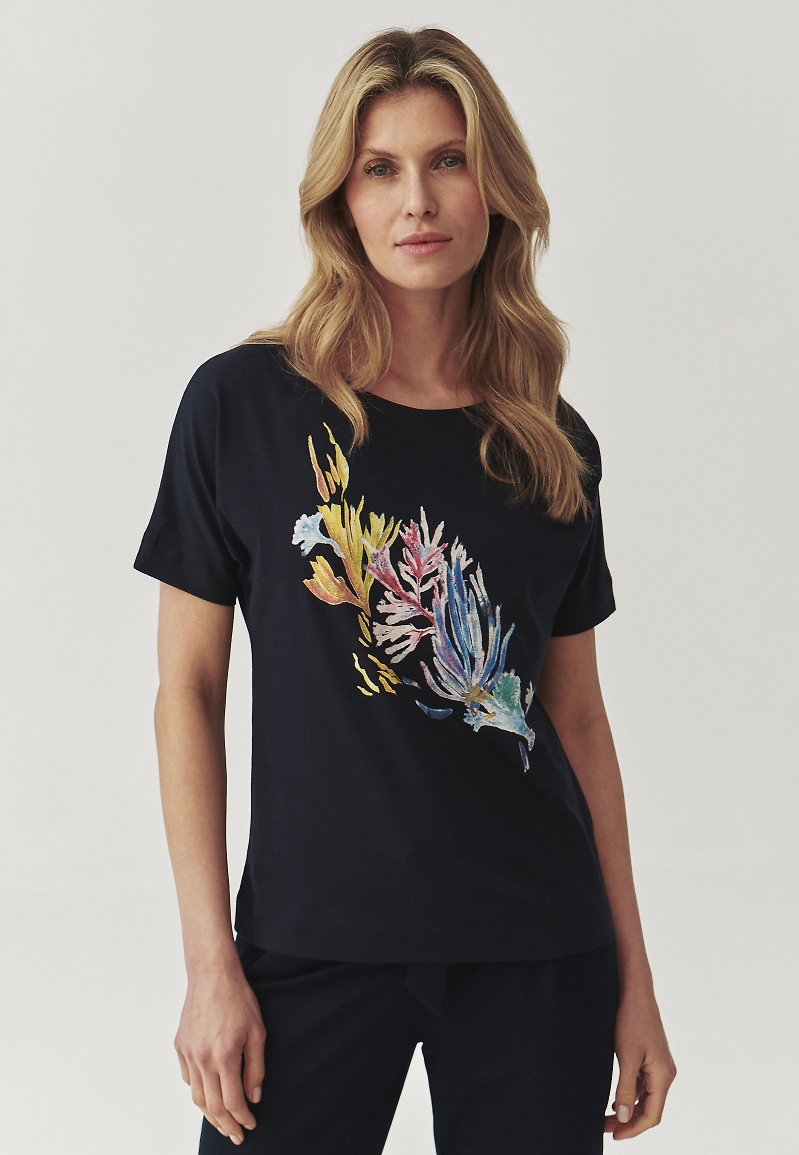 KIMONOWY T-SHIRT DAMSKI Z WIELOBARWNYM NADRUKIEM - LALI 1 KIMONOWY T-SHIRT DAMSKI Z WIELOBARWNYM NADRUKIEM - LALI 1 GRANATOWY 97615