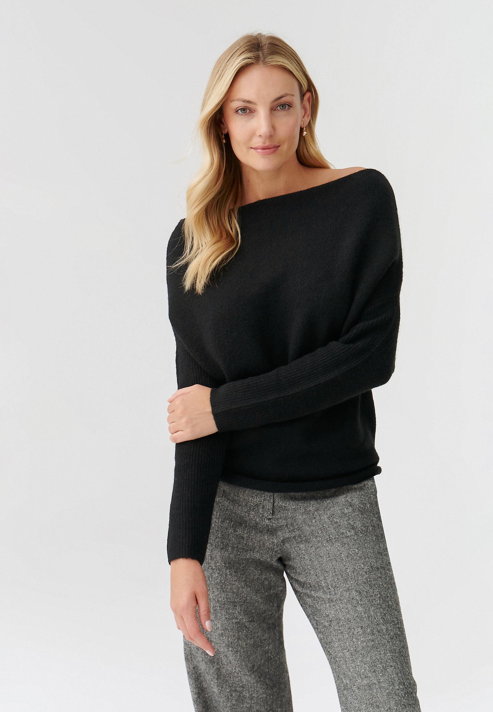 SWETER DAMSKI Z OZDOBNYM DEKOLTEM ATI SWETER DAMSKI Z OZDOBNYM DEKOLTEM ATI CZARNY 93916