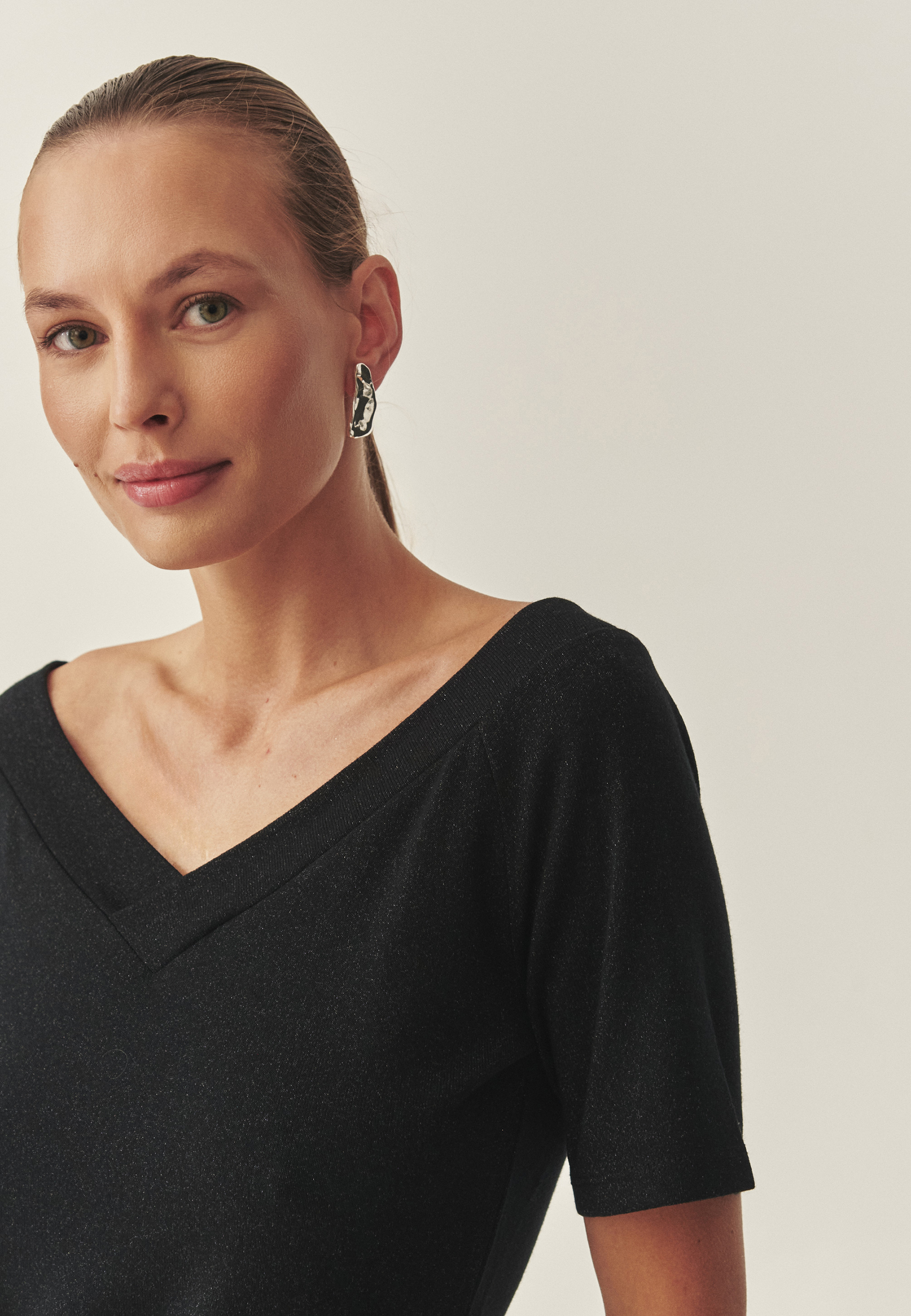 DÁMSKA ÚPLETOVÁ BLÚZKA S TRBLIETAVOU PRIADZOU – GILDA ČIERNA 2