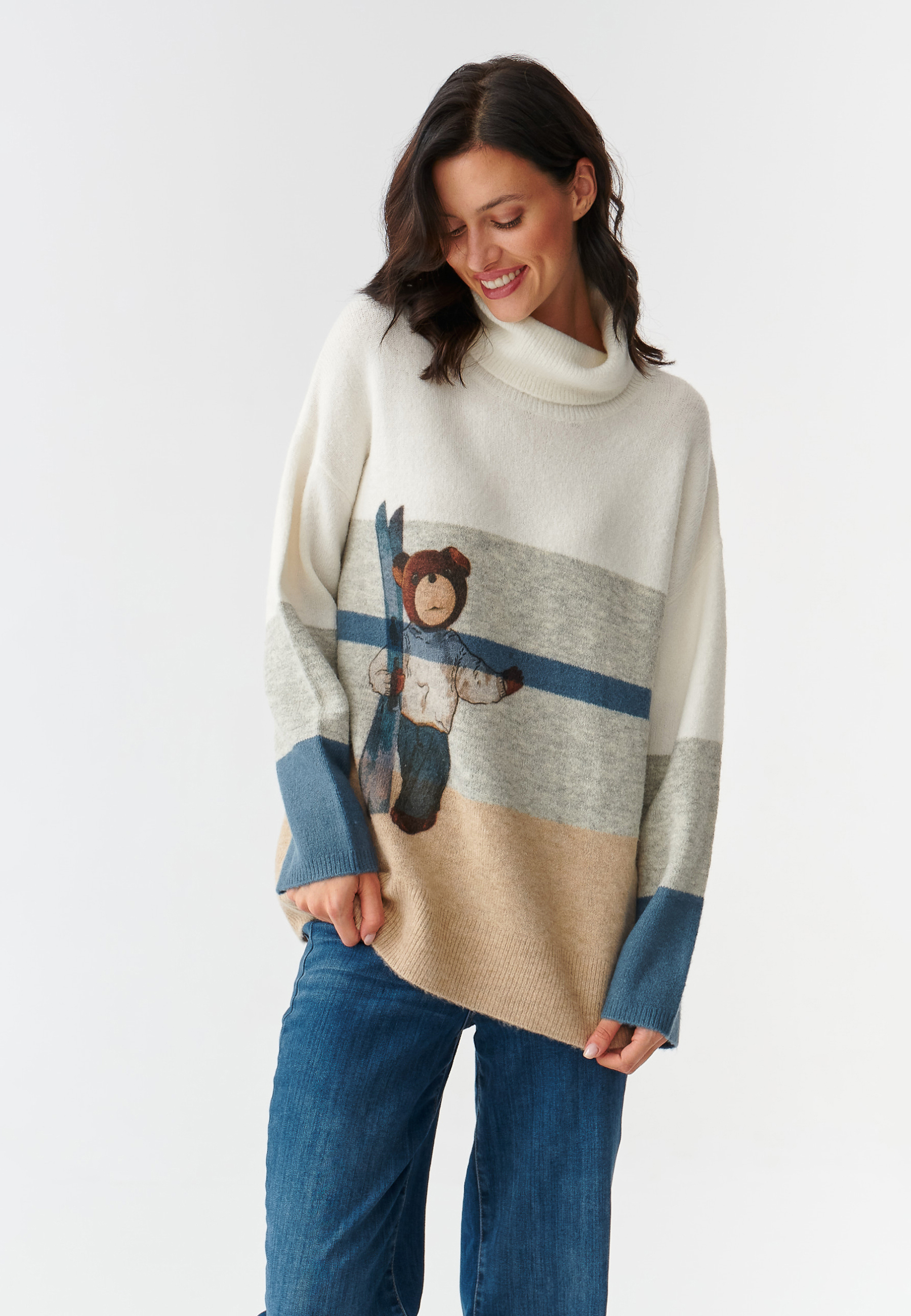 OVERSIZOWY WIELOBARWNY SWETER DAMSKI Z MISIEM USZATKIEM MOTKO