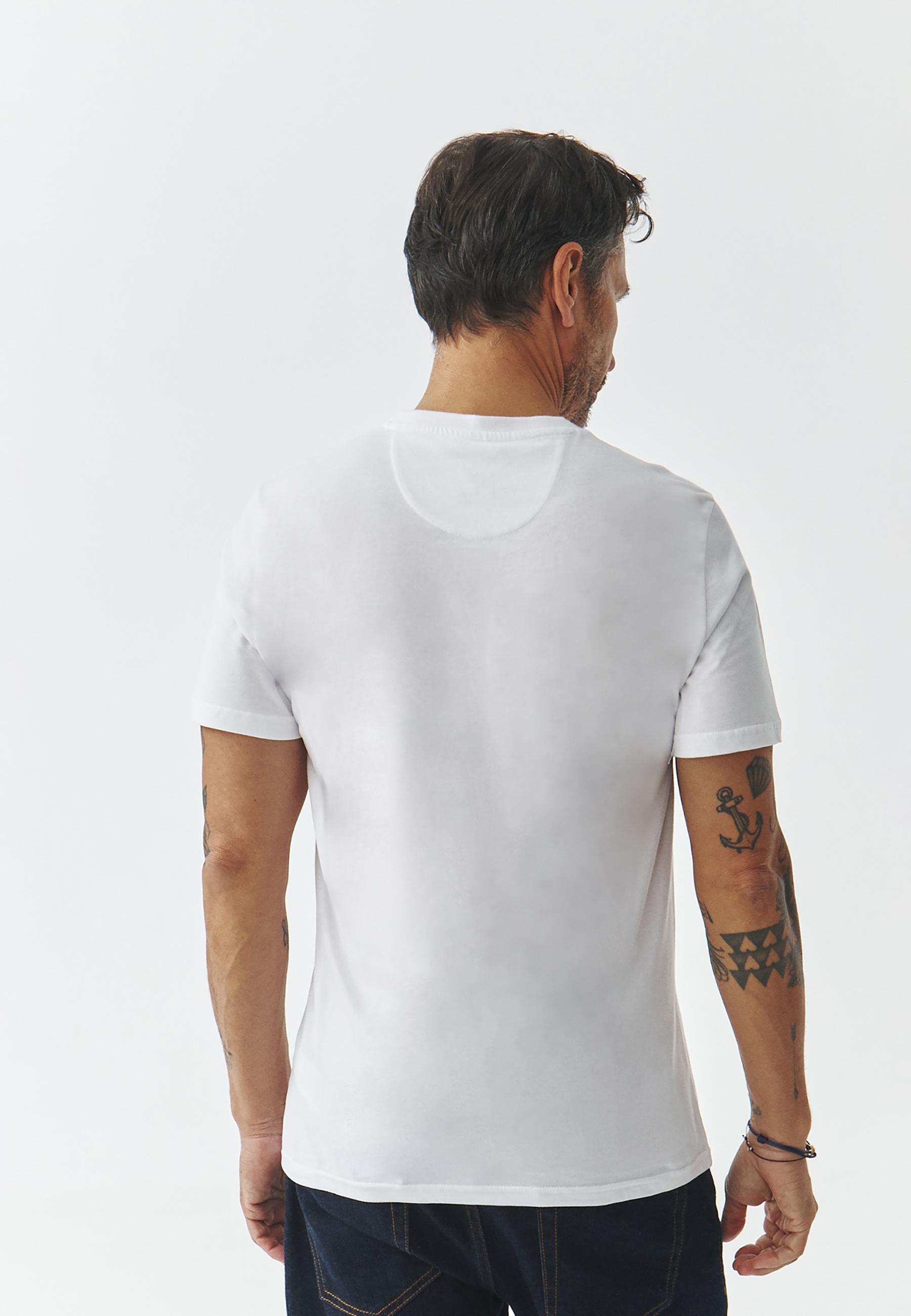 BAWEŁNIANY T-SHIRT MĘSKI Z NADRUKIEM — CHRIS BIAŁY 2