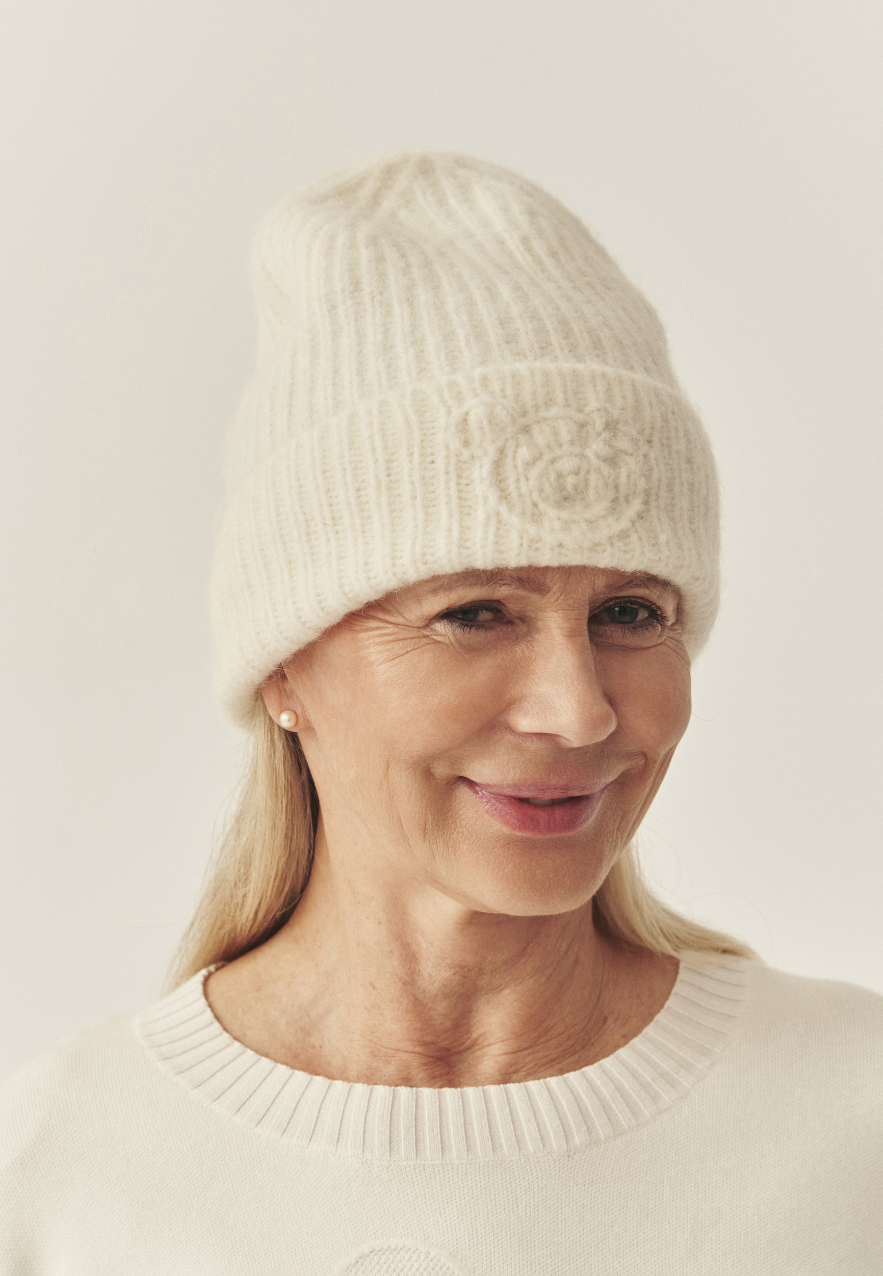 KLASYCZNA CZAPKA Z HAFTEM Z MOTYWEM MISIA USZATKA - NERIS ECRU 2