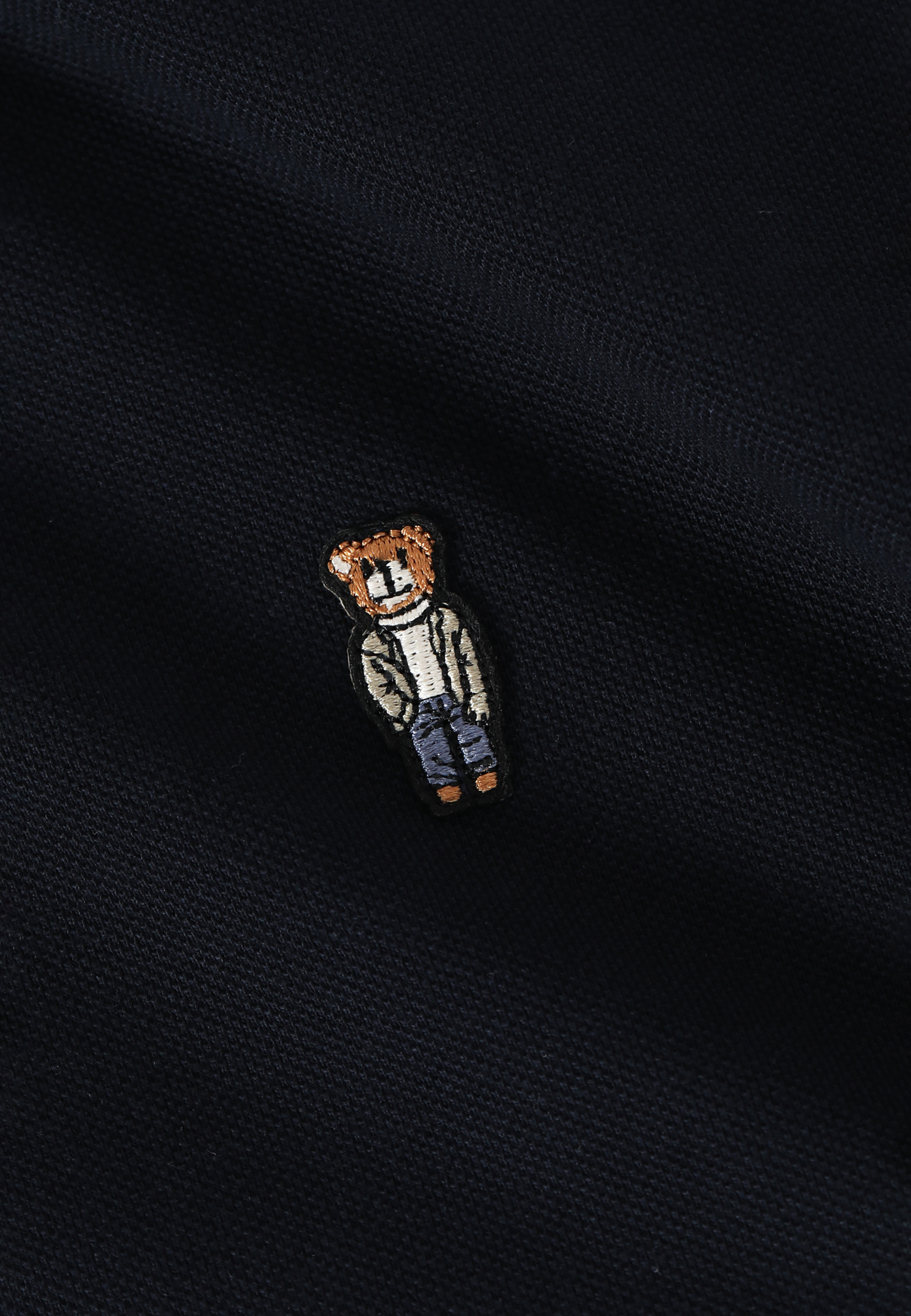 PÁNSKA PLETENÁ KOŠEĽA TYPU POLO S NÁŠIVKOU S MOTÍVOM MACKA UŠKA JAY