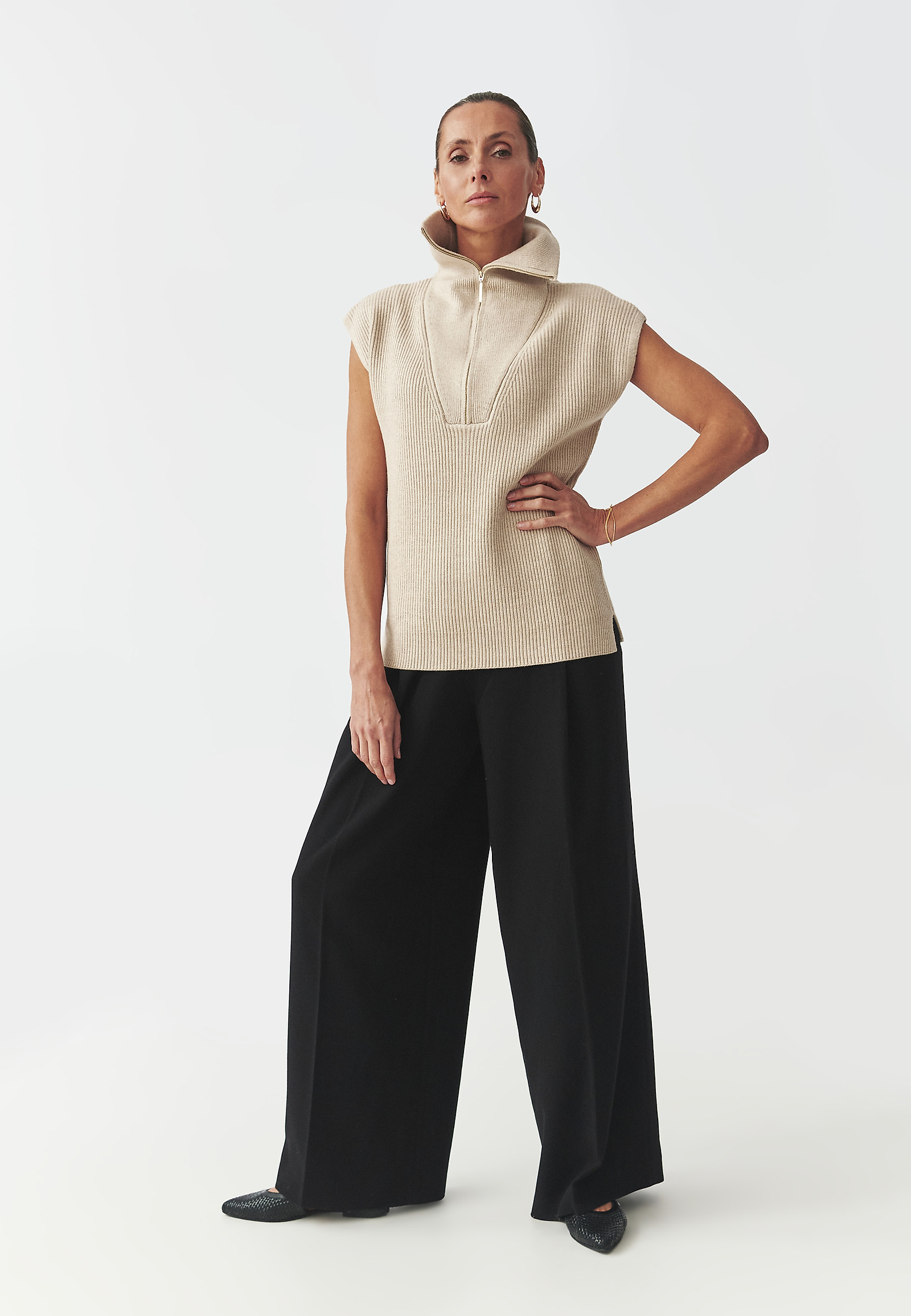 DZIANINOWA KAMIZELKA DAMSKA Z PRZĘDZY — MISAKI DZIANINOWA KAMIZELKA DAMSKA Z PRZĘDZY — MISAKI BEŻOWY 106148