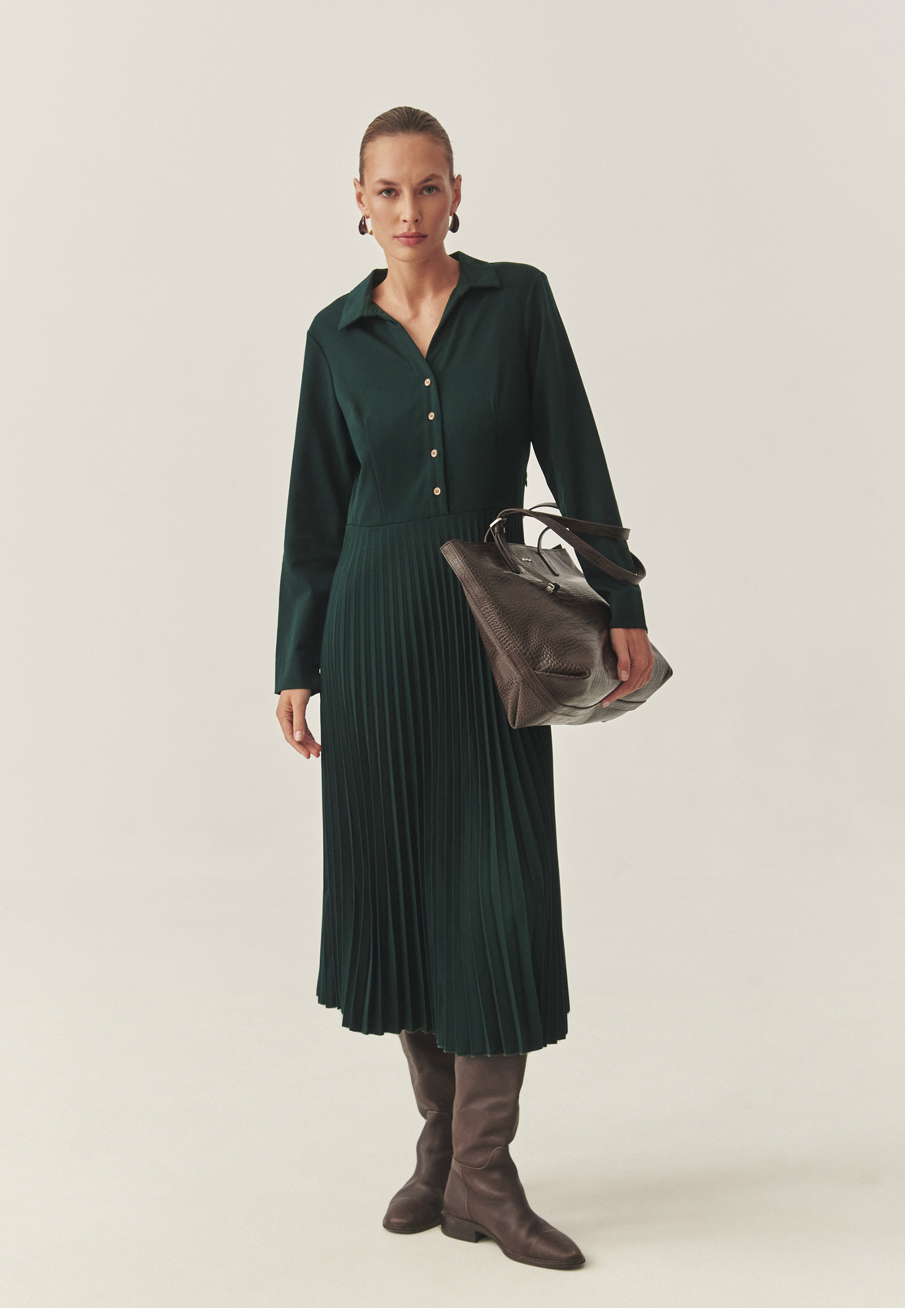 OBLEKA IZ BLAGA Z OVRATNIKOM IN NAGUBANIM SPODNJIM DELOM - NOKA ZELENA 2