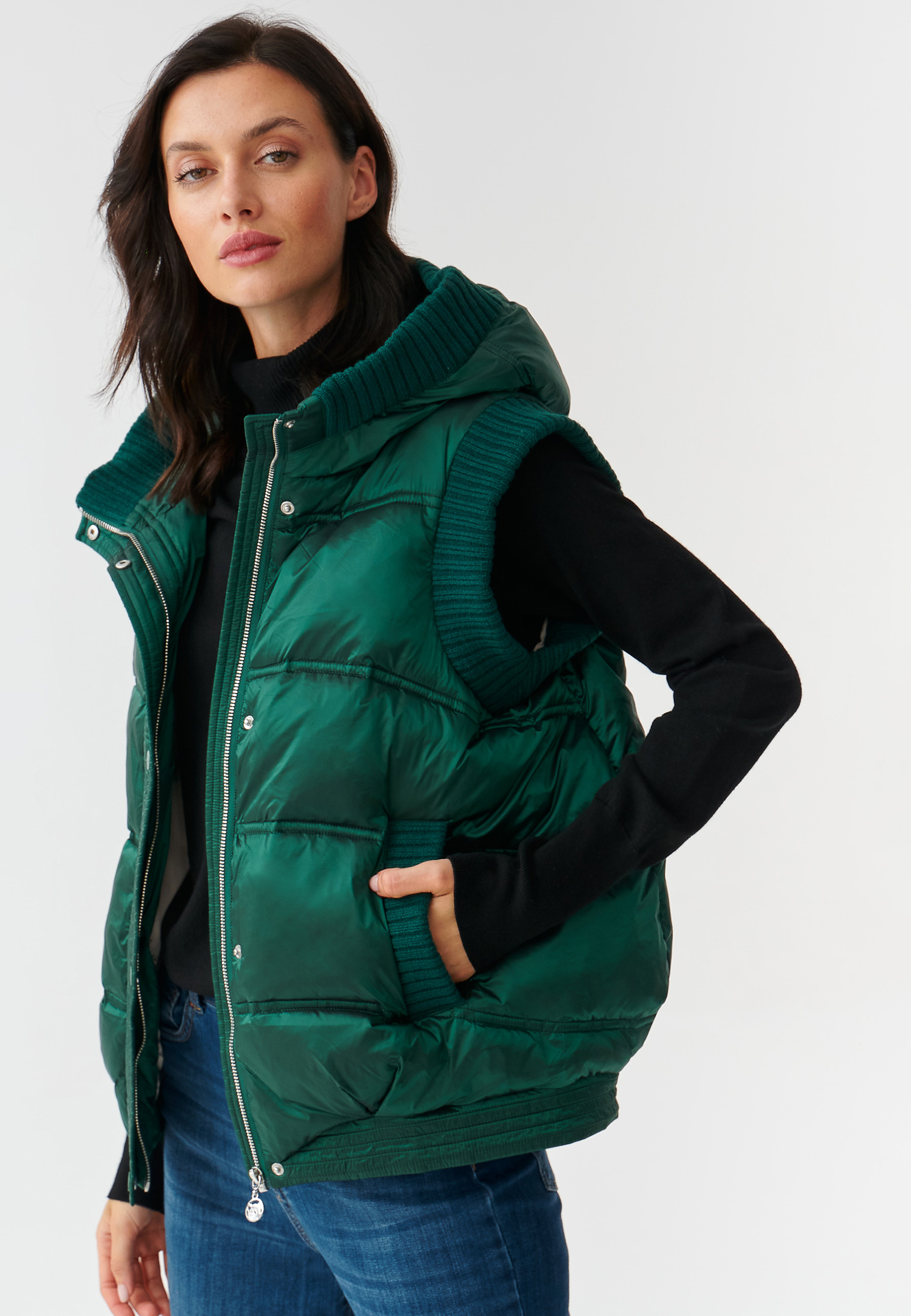 DÁMSKA ZATEPLENÁ TEXTILNÁ VESTA S KAPUCŇOU MARINEZA