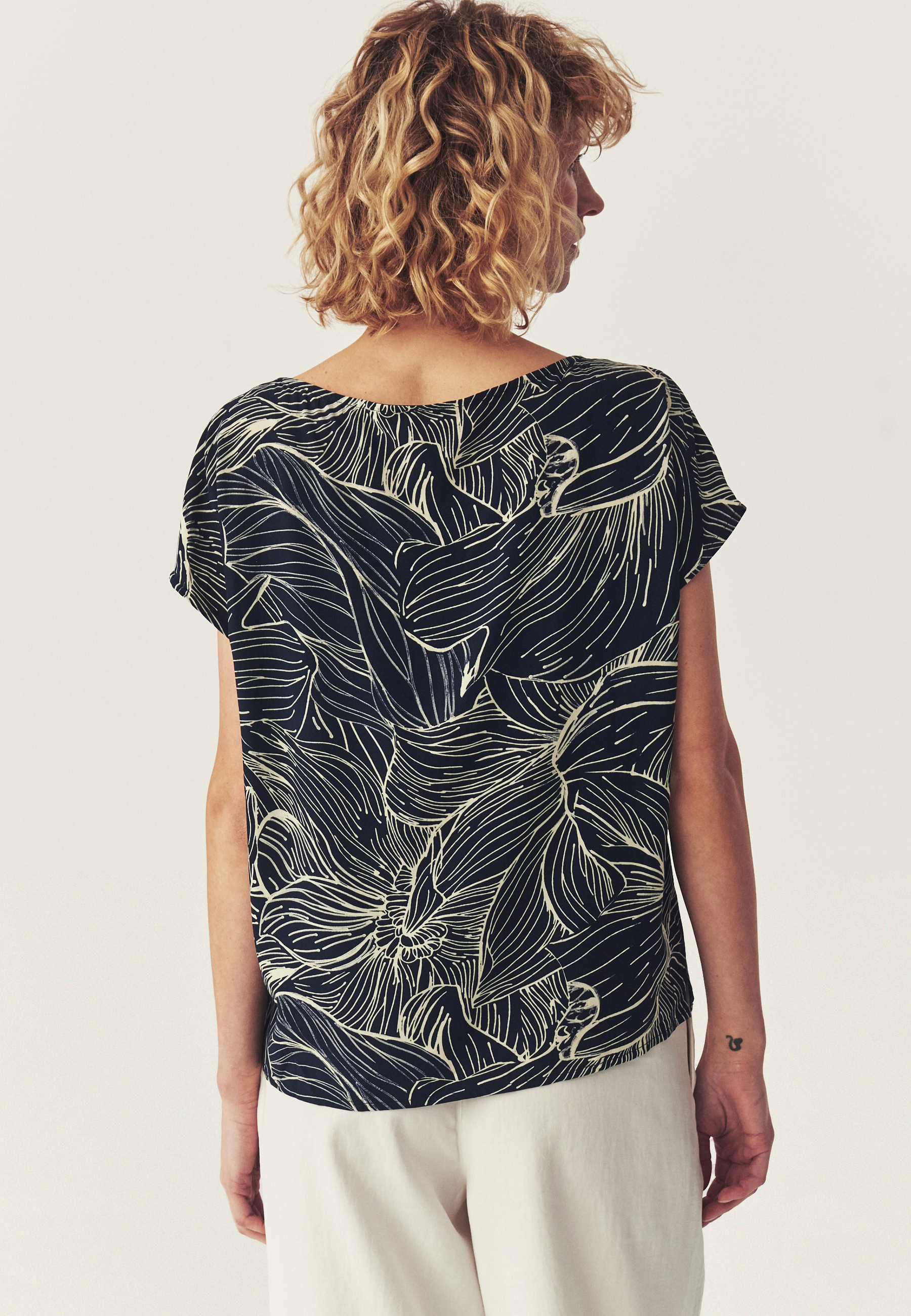 WZORZYSTA BLUZKA Z WISKOZĄ LENZING™ ECOVERO™ -  OMA 1