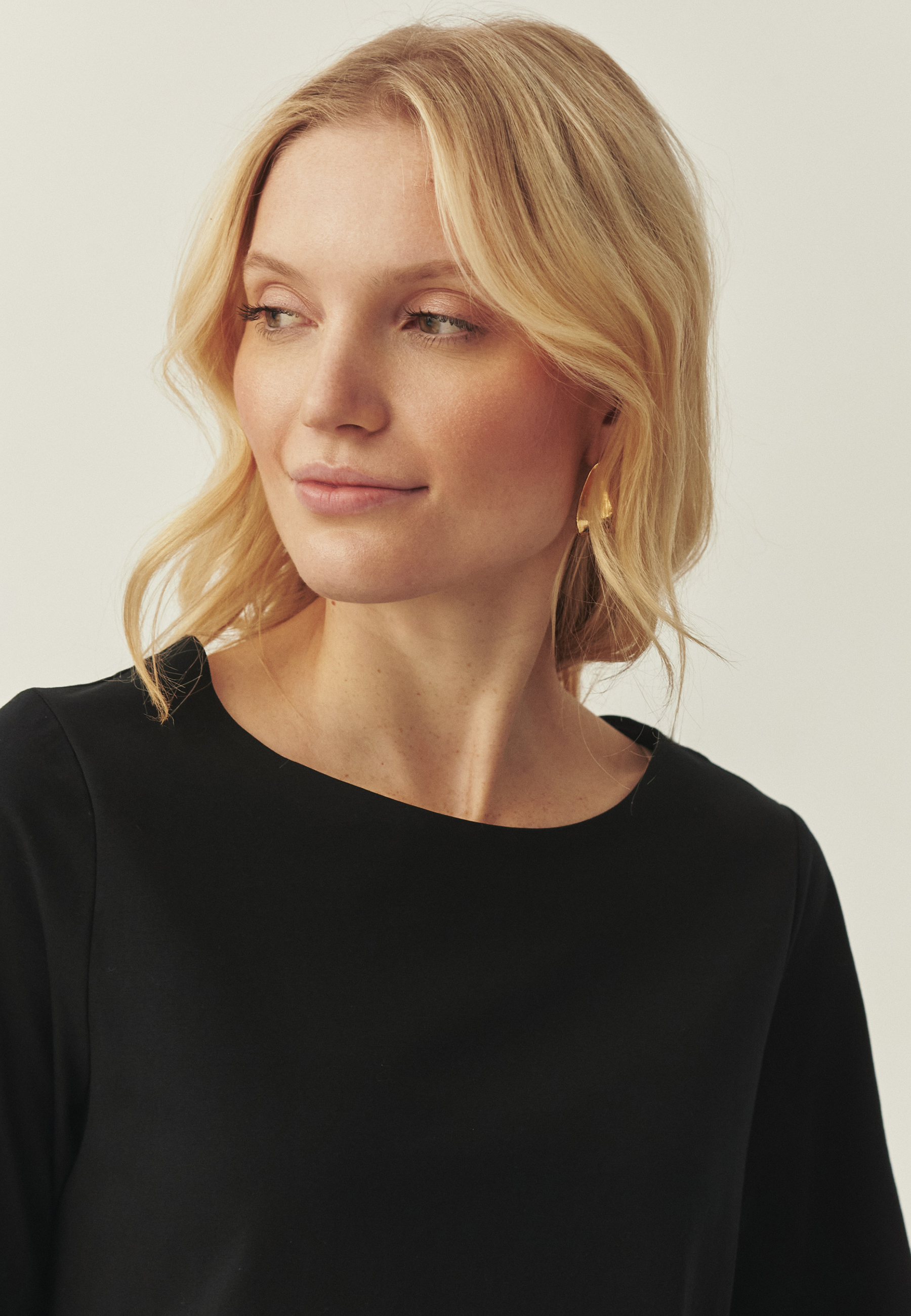 KLASICKÁ BLÚZKA S BAJKOU - KERO ČIERNA 2