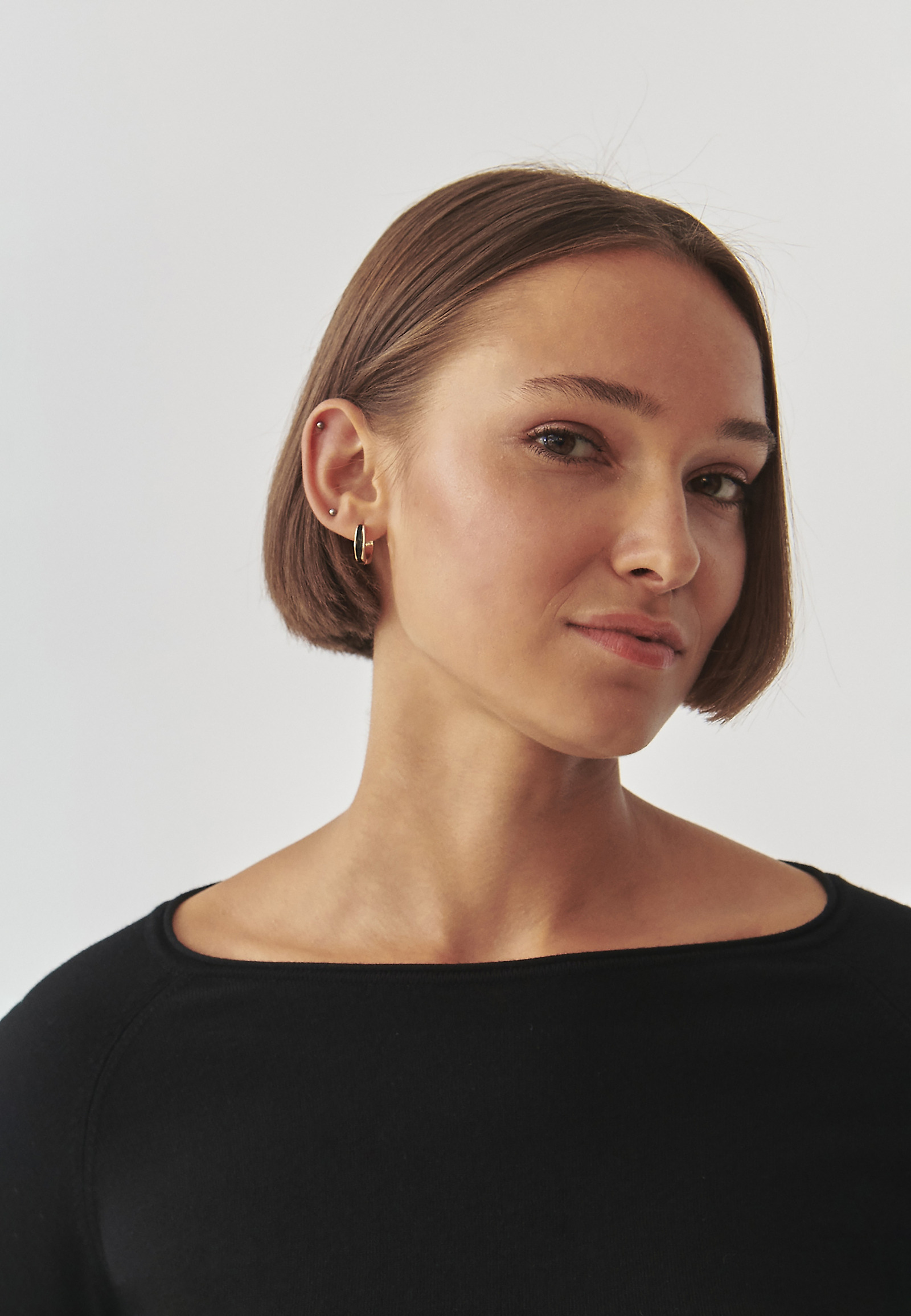 KLASYCZNY DAMSKI SWETER Z DEKOLTEM W ŁÓDKĘ - BROOKE KLASYCZNY DAMSKI SWETER Z DEKOLTEM W ŁÓDKĘ - BROOKE CZARNY 100466