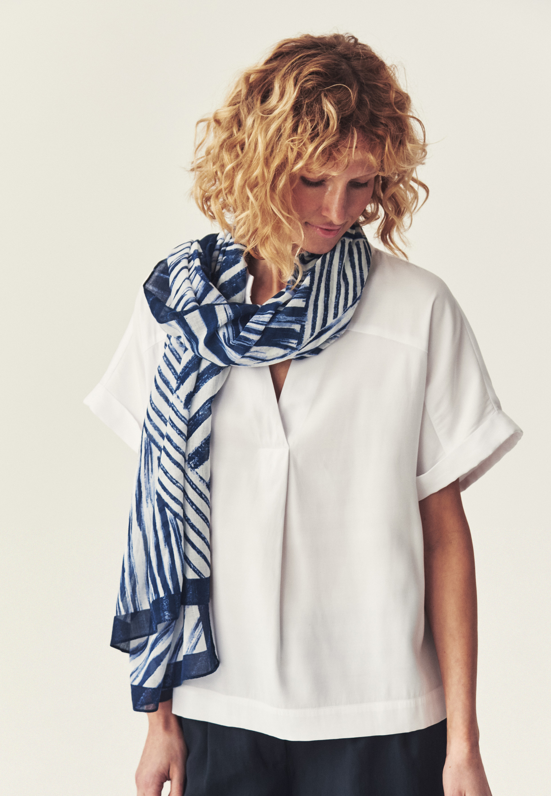 BAWEŁNIANA CHUSTA Z AUTORSKIM WZOREM - ORAYE GRANATOWY 2