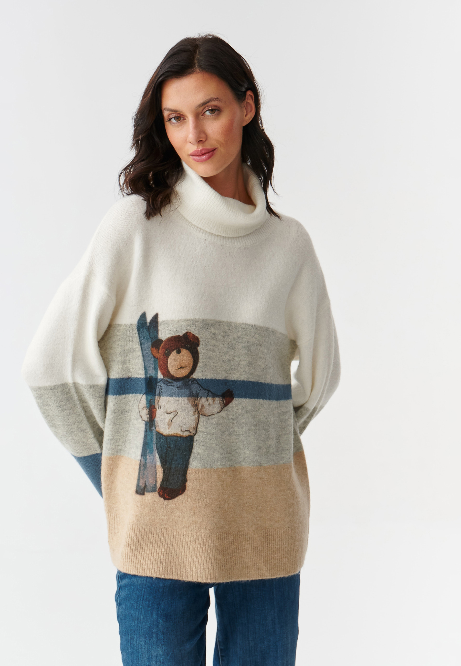 OVERSIZOWY WIELOBARWNY SWETER DAMSKI Z MISIEM USZATKIEM MOTKO