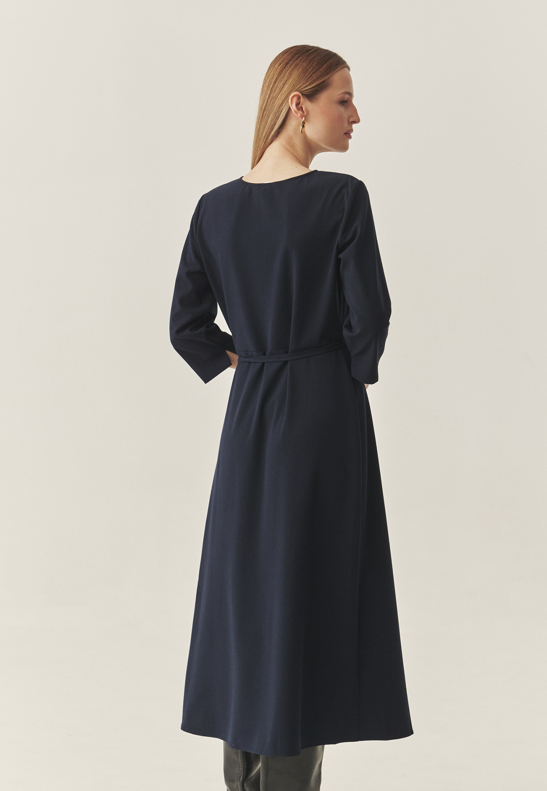 OBLEKA IZ BLAGA Z IZREZOM OVOJNICE - ZEREWIANA TEMNO MODRA 2