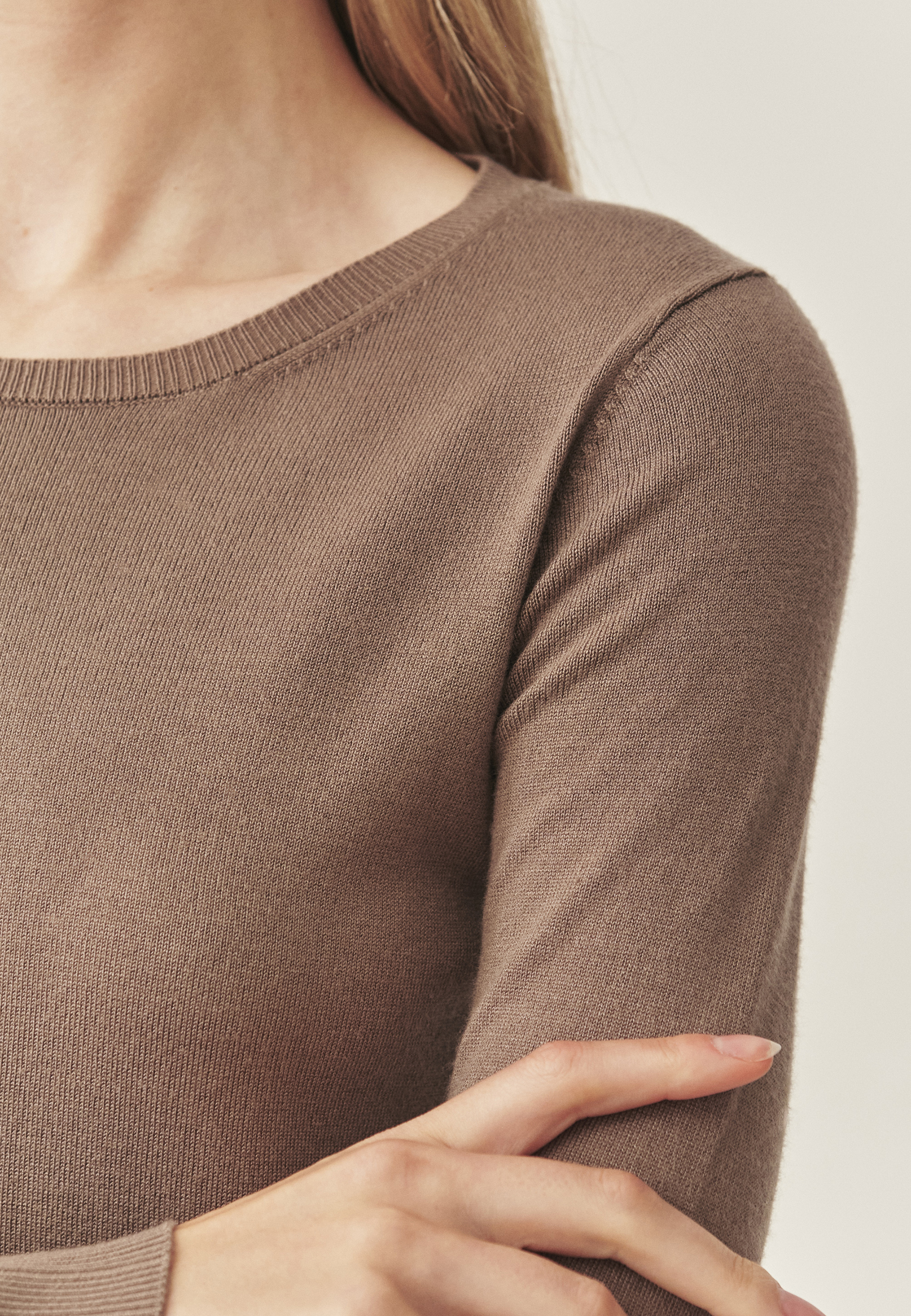 KLASICKÝ DÁMSKY SVETER S OKRÚHLYM VÝSTRIHOM – TESSINI BÉŽOVÁ 2