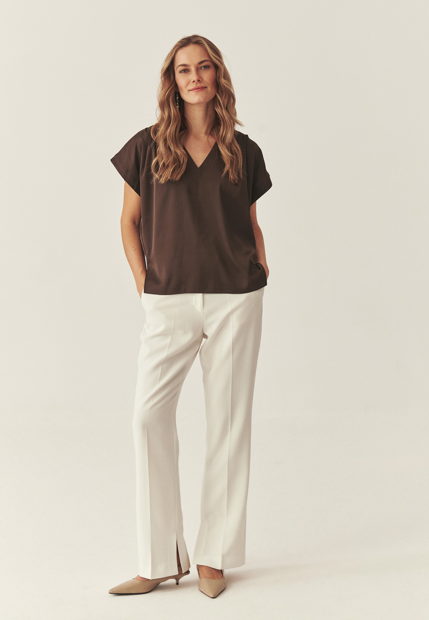 SATÉNOVÁ BLÚZKA S KRÁTKYM RUKÁVOM – NARIE HNEDÁ 2