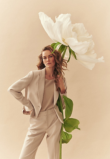 KRÓTKI ŻAKIET Z BIŻUTERYJNYM GUZIKIEM - MERTE KRÓTKI ŻAKIET Z BIŻUTERYJNYM GUZIKIEM - MERTE