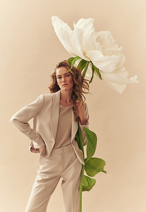 KRÓTKI ŻAKIET Z BIŻUTERYJNYM GUZIKIEM - MERTE KRÓTKI ŻAKIET Z BIŻUTERYJNYM GUZIKIEM - MERTE