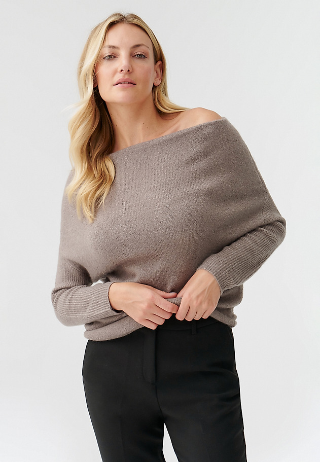 LADIES’ SWEATER WITH DECORATIVE NECKLINE ATI LADIES’ SWEATER WITH DECORATIVE NECKLINE ATI BRĄZOWY 1