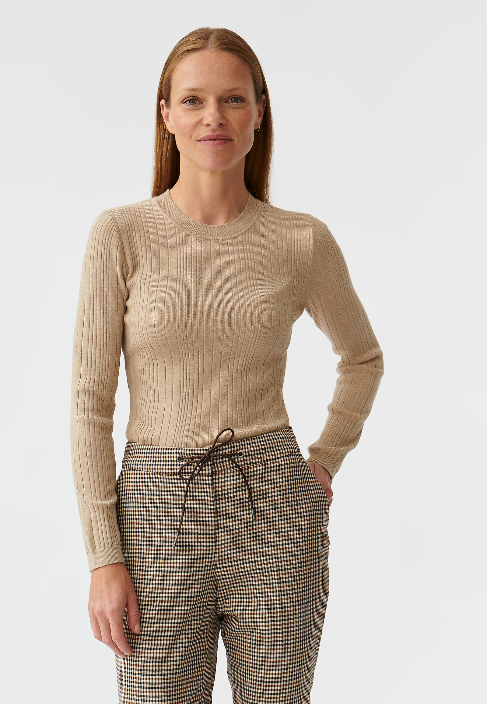 DÁMSKÝ UPNUTÝ PRUHOVANÝ SVETR ANCA DÁMSKÝ UPNUTÝ PRUHOVANÝ SVETR ANCA BÉŽOVÁ 91077