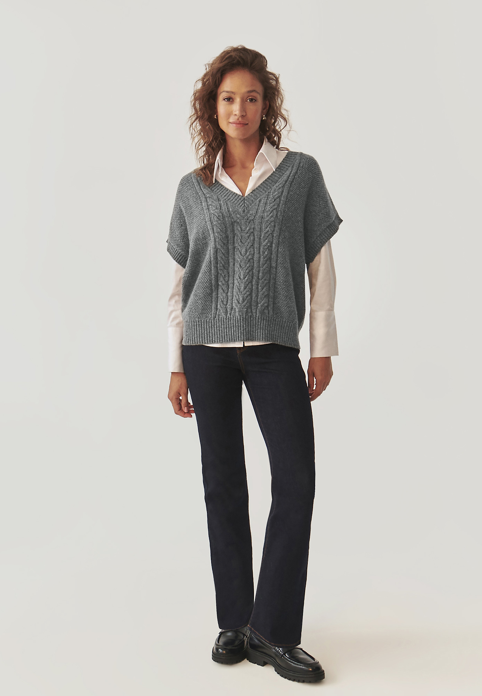 DÁMSKA PLETENÁ VESTA S VÝSTRIHOM DO V – LENA DÁMSKA PLETENÁ VESTA S VÝSTRIHOM DO V – LENA SIVÁ 103824