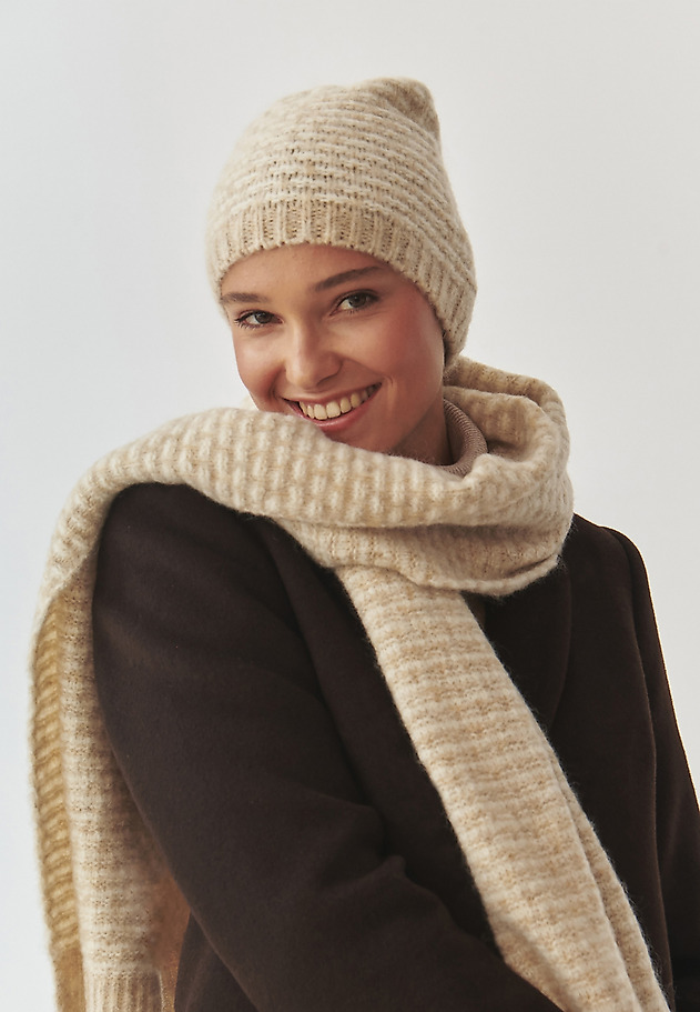 LADIES' KNITTED BEANIE IN BRICK PATTERN — SAPI LADIES' KNITTED BEANIE IN BRICK PATTERN — SAPI BEŻOWY 1
