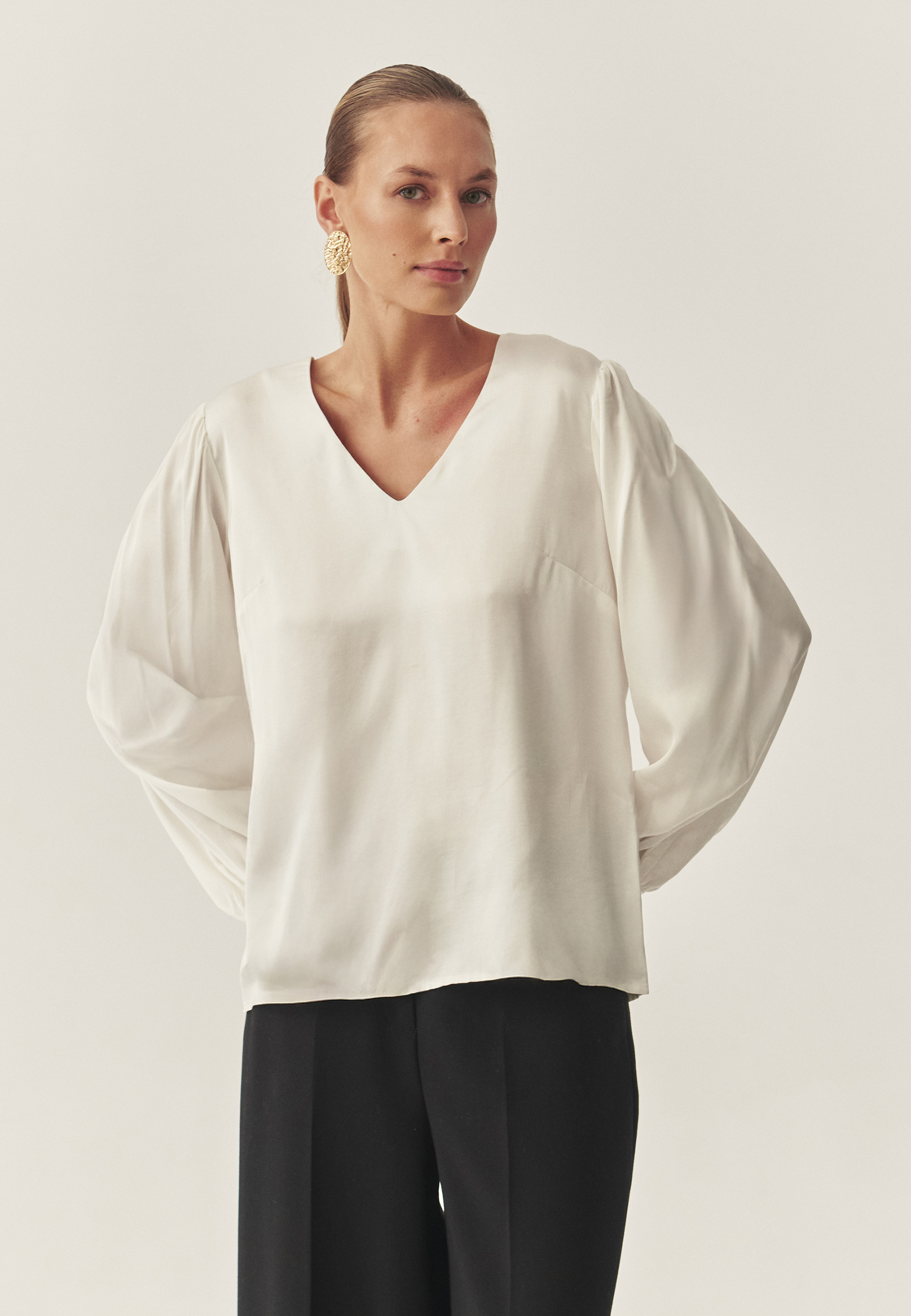 DÁMSKA TEXTILNÁ BLÚZKA Z VISKÓZOVÉHO SATÉNU – UMA 1 ECRU 2
