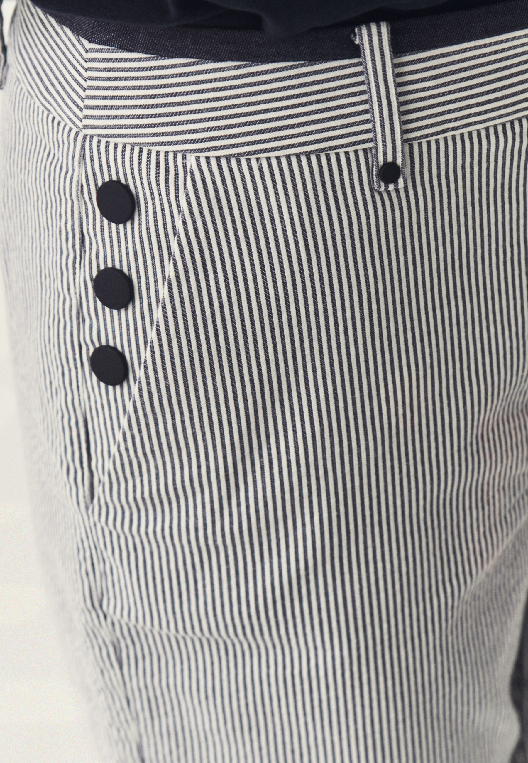 PANTALONI SCURȚI DIN ȚESĂTURĂ ÎN DUNGI - SORO MULTICOLOR 2