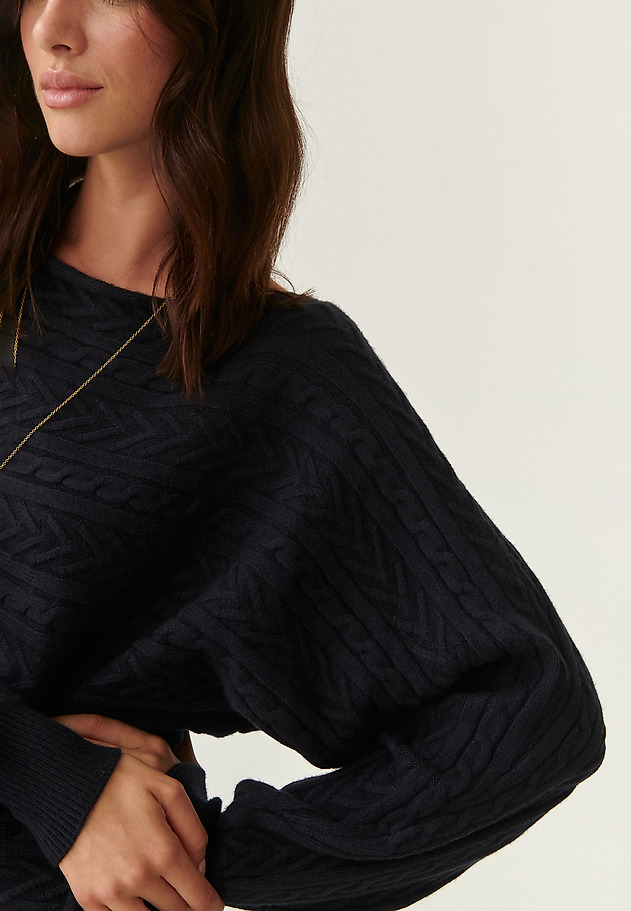 LADIES' SWEATER WITH A BRAIDED CABLE KNIT WENDA LADIES' SWEATER WITH A BRAIDED CABLE KNIT WENDA GRANATOWY 4