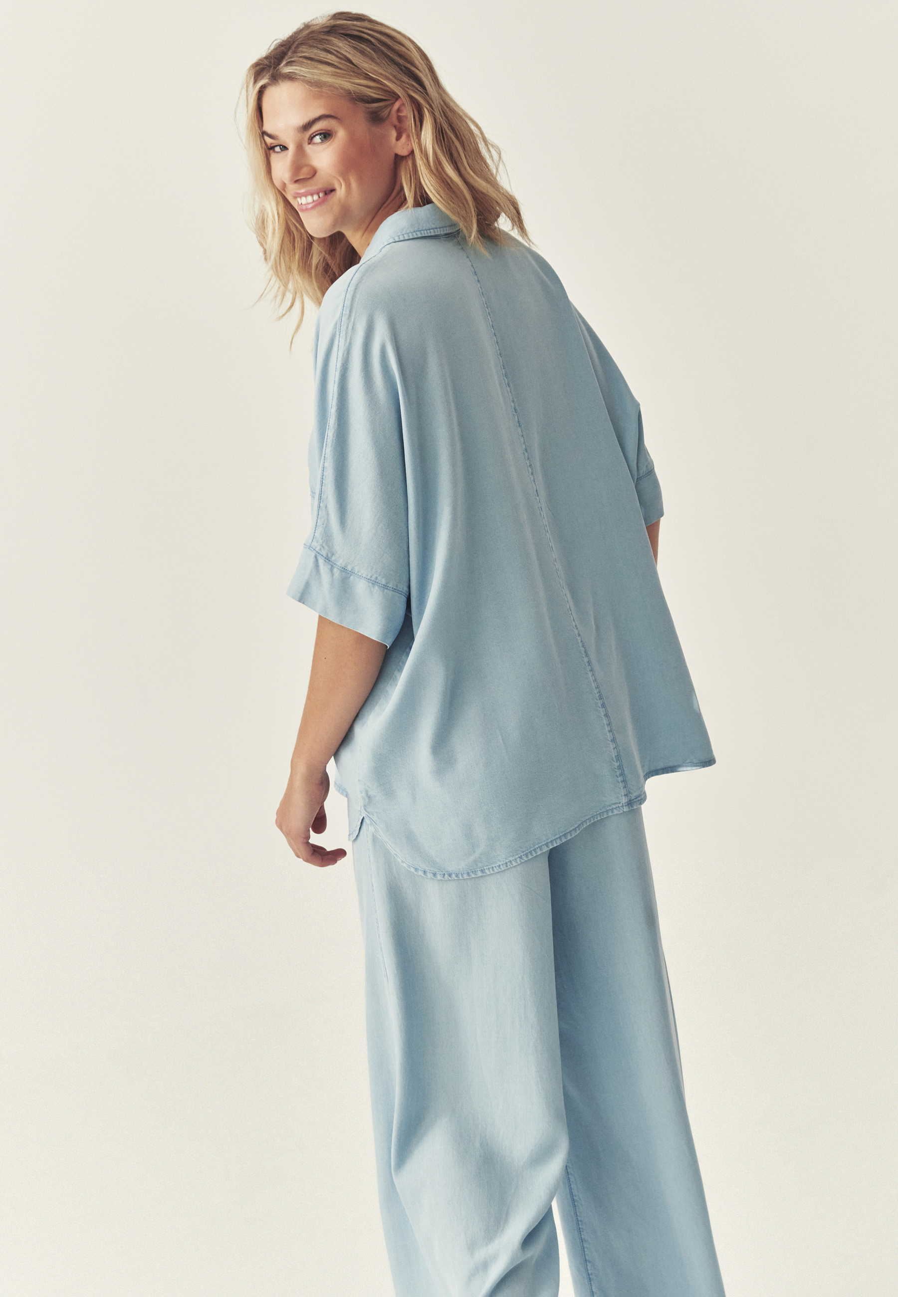 SWOBODNA KOSZULA Z LYOCELLU - CALA