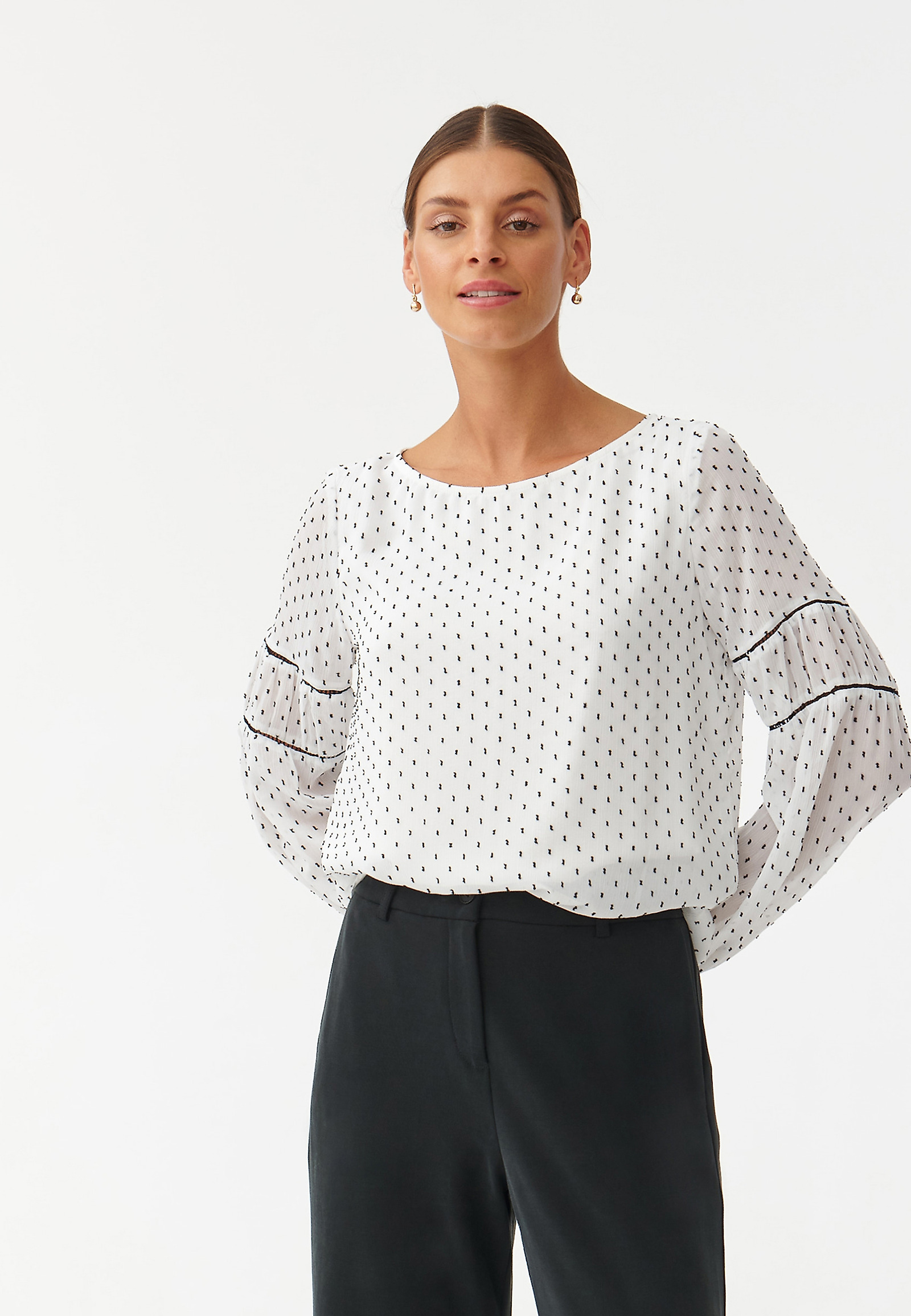 DÁMSKA VZOROVANÁ TEXTILNÁ BLÚZKA S NAFÚKNUTÝMI RUKÁVMI WENEKO DÁMSKA VZOROVANÁ TEXTILNÁ BLÚZKA S NAFÚKNUTÝMI RUKÁVMI WENEKO VIACFAREBNÝ 92478