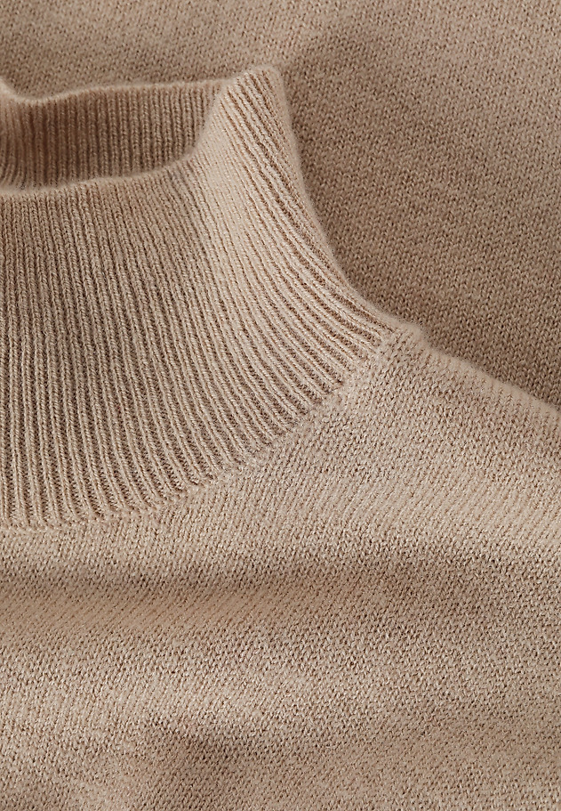 KLASYCZNY SWETER Z WEŁNY MERINO - LU KLASYCZNY SWETER Z WEŁNY MERINO - LU BEŻOWY 6