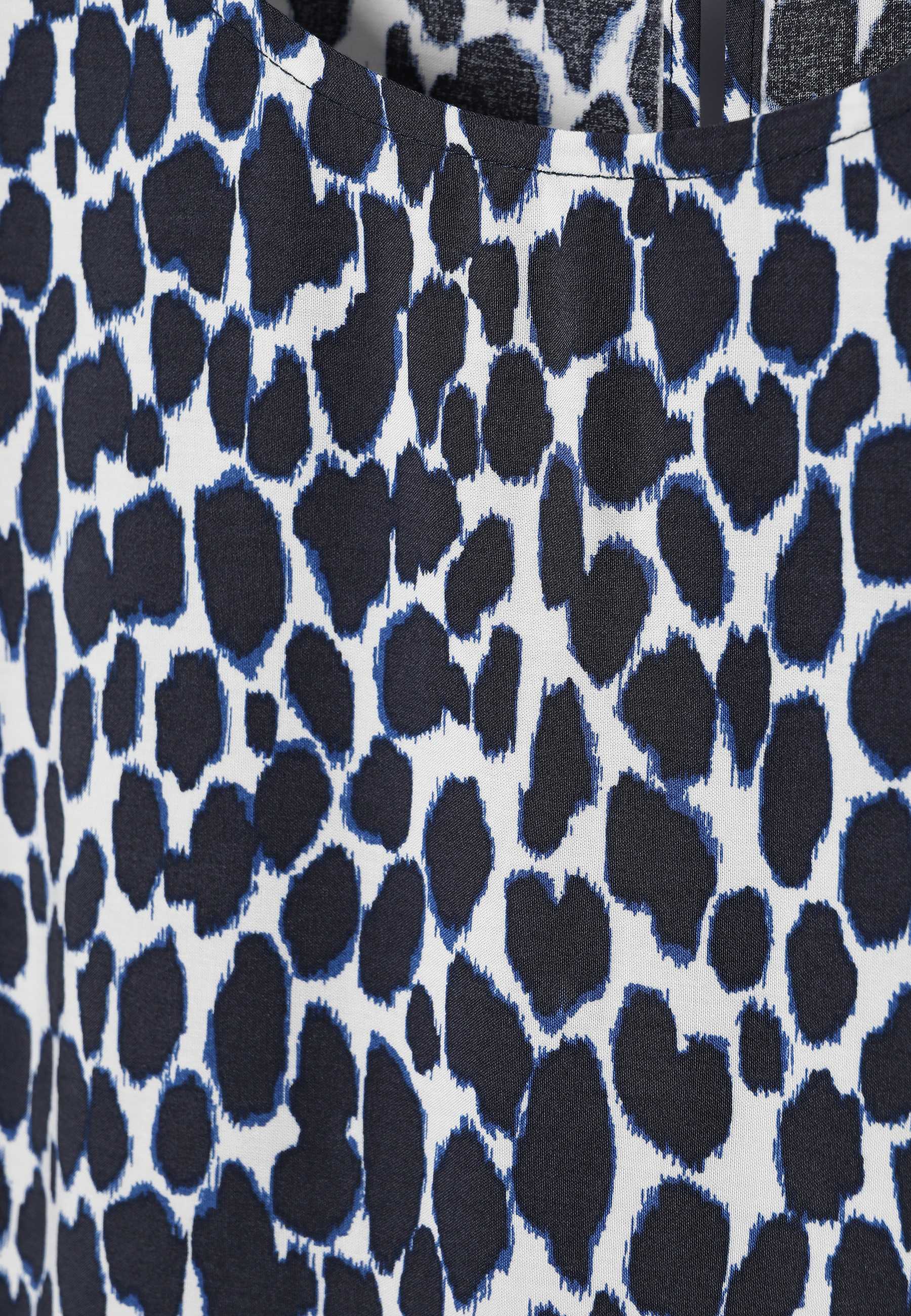 WZORZYSTA BLUZKA Z WISKOZY LENZING™ ECOVERO™ -  RAELA MULTIKOLOR 2