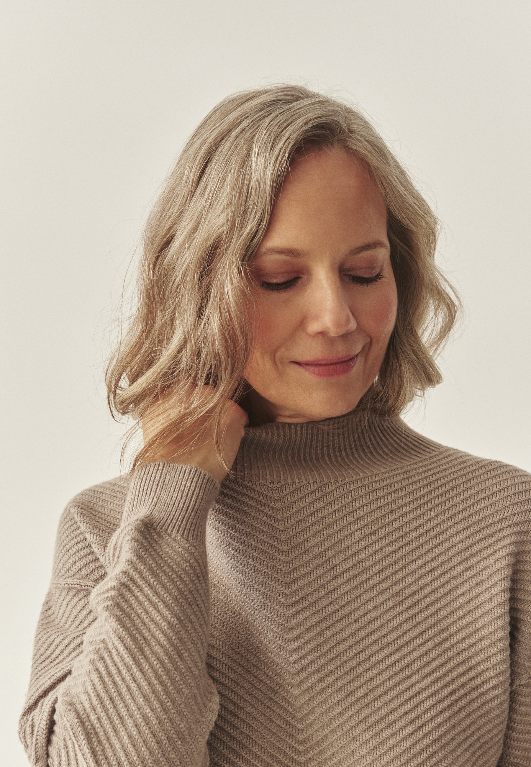 CASUAL TURTLENECK JUMPER - IRISA BEŽ 2