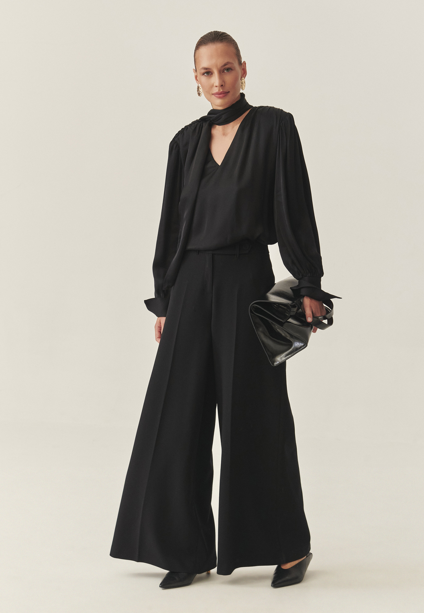 DZIANINOWA BLUZKA DAMSKA Z WIĄZANIEM PRZY SZYI — UMA CZARNY 2