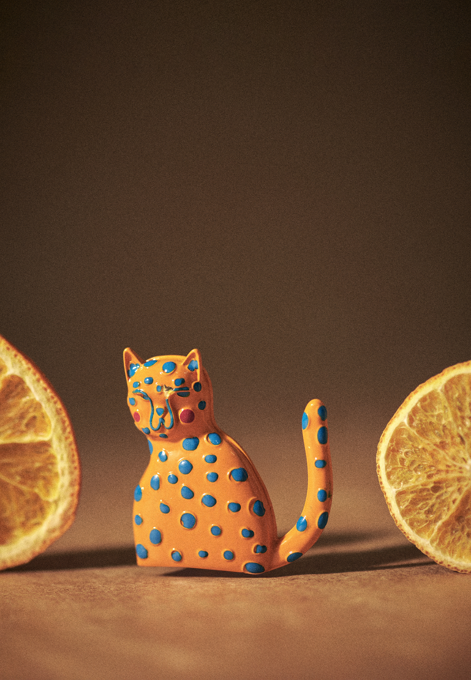 UMETNIŠKA BROŠKA S MOTIVOM MAČKE - ARLOO ORANŽNA 2