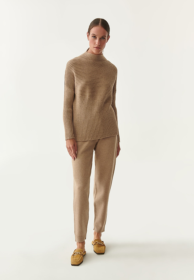 DÁMSKÝ SVETR SE SNÍŽENOU LINII NEROL DÁMSKÝ SVETR SE SNÍŽENOU LINII NEROL BÉŽOVÁ 4