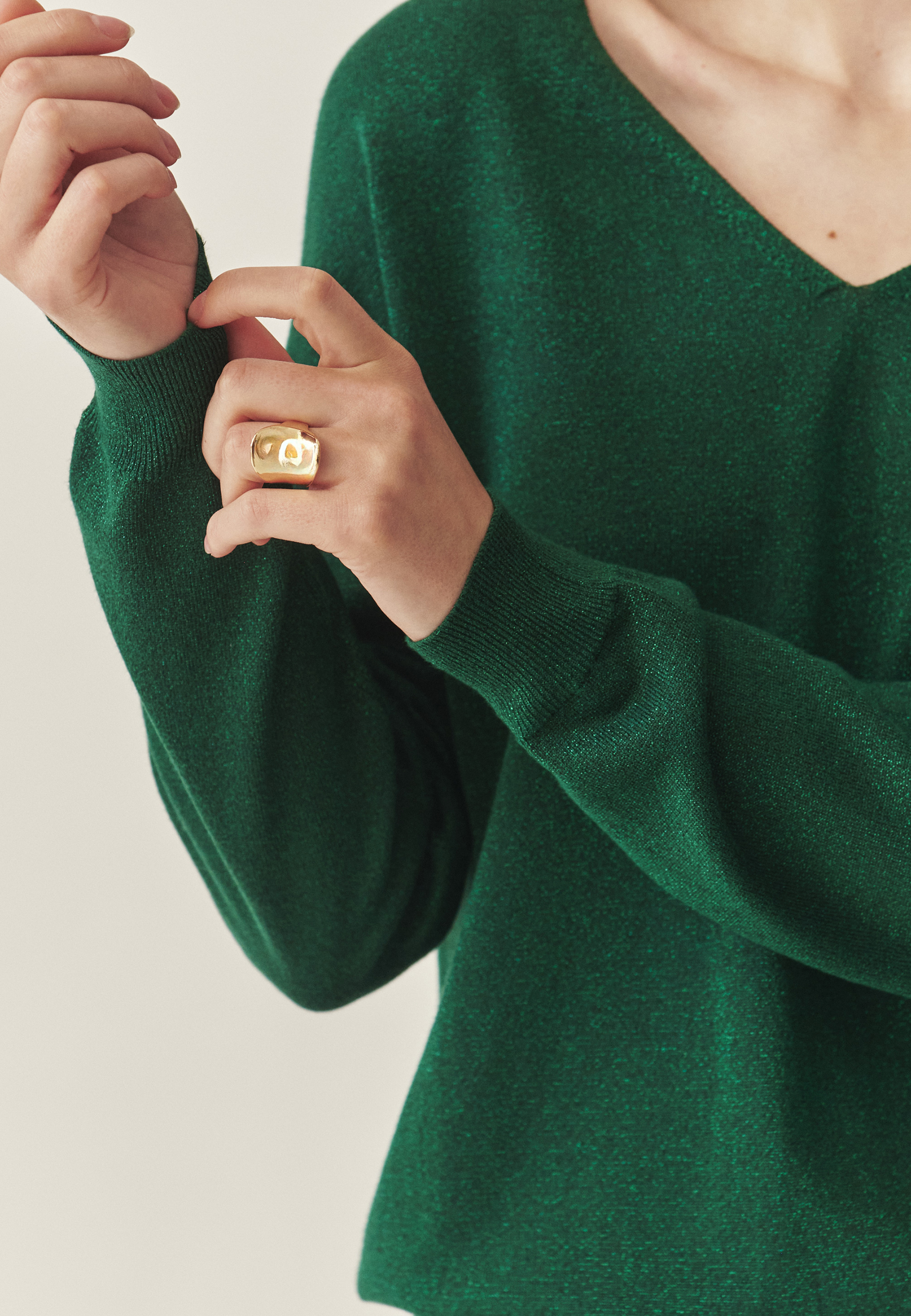 KLASIČNI ŽENSKI PULOVER Z V-IZREZOM IN SVETLEČO PREJO - FLARE