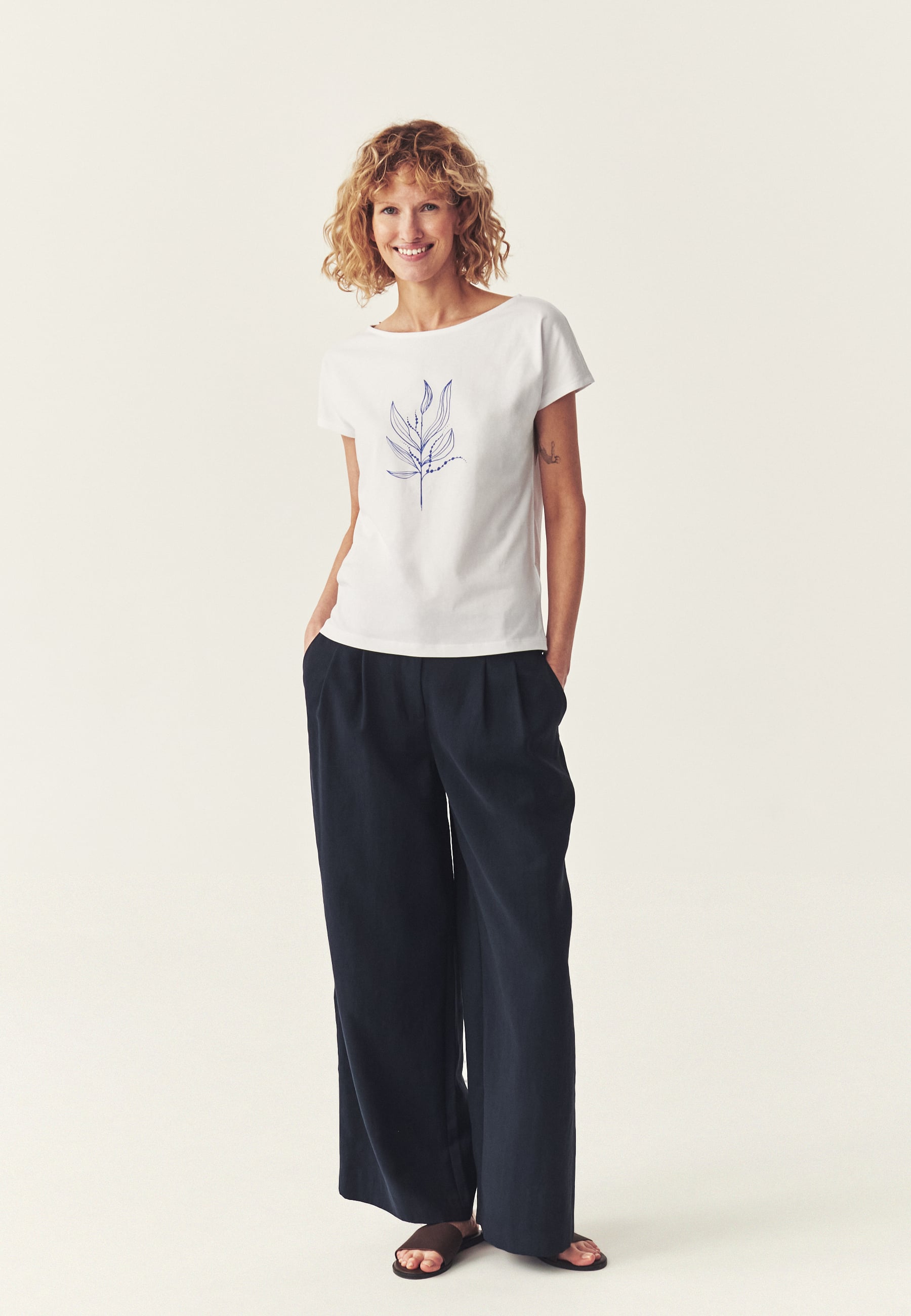 BAWEŁNIANY T-SHIRT Z NADRUKIEM - MANDENO