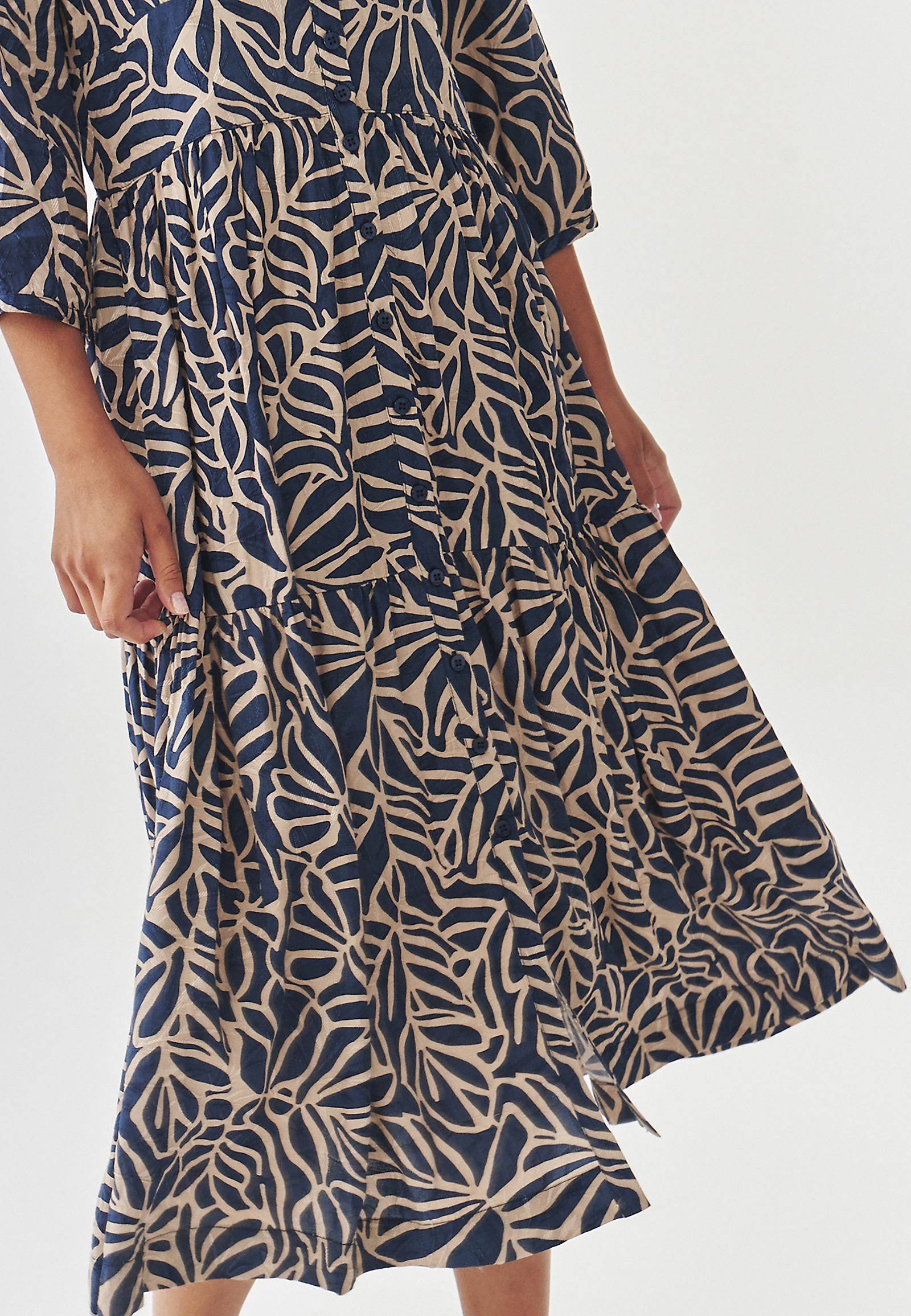 WZORZYSTA SUKIENKA WISKOZOWA Z RĘKAWEM 3/4  - KAMDI WZORZYSTA SUKIENKA WISKOZOWA Z RĘKAWEM 3/4  - KAMDI MULTIKOLOR 100236