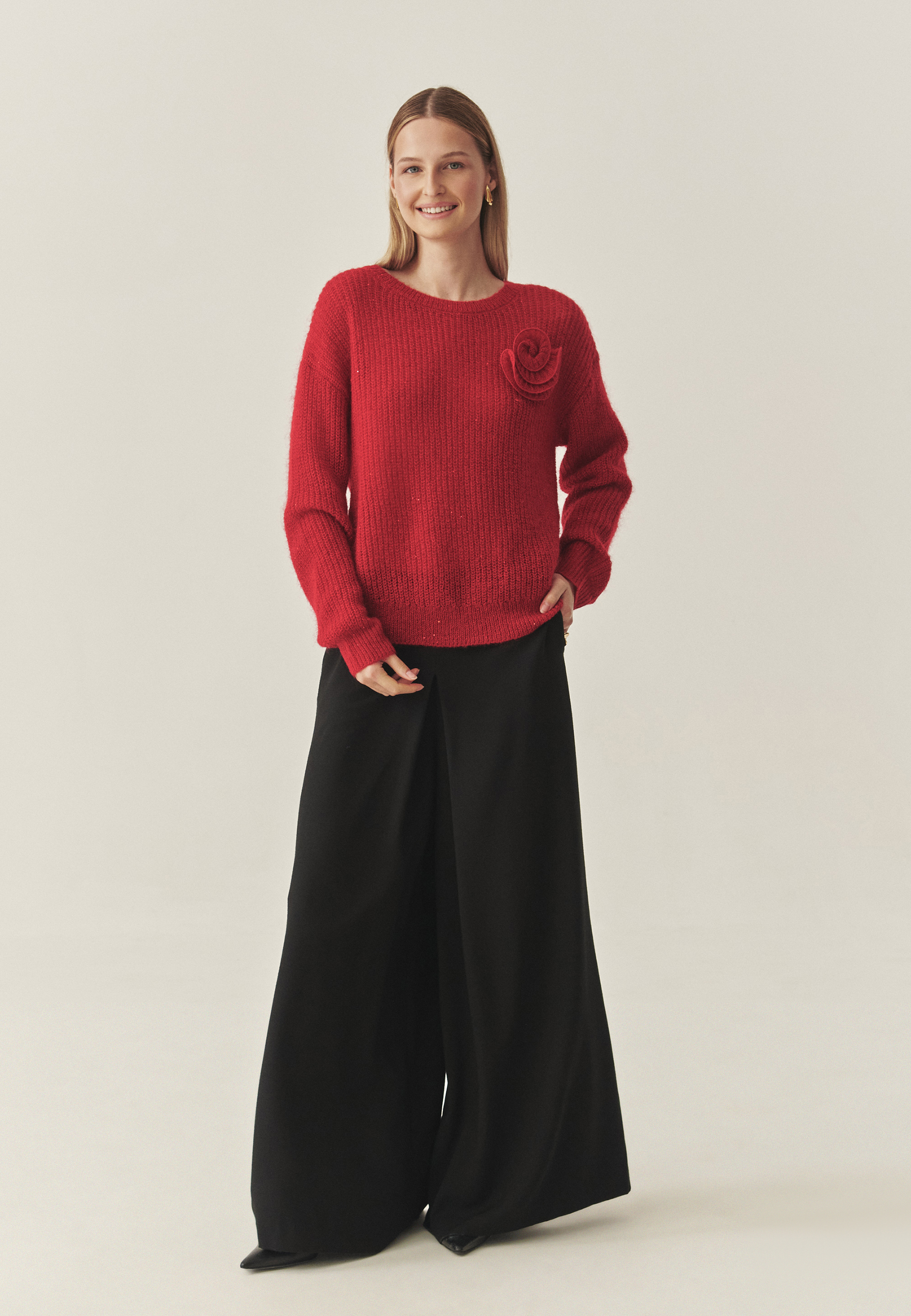 DAMSKI SWETER Z PRZĘDZY Z KWIATOWYM, OZDOBNYM ELEMENTEM — CLAIRE CZERWONY 2