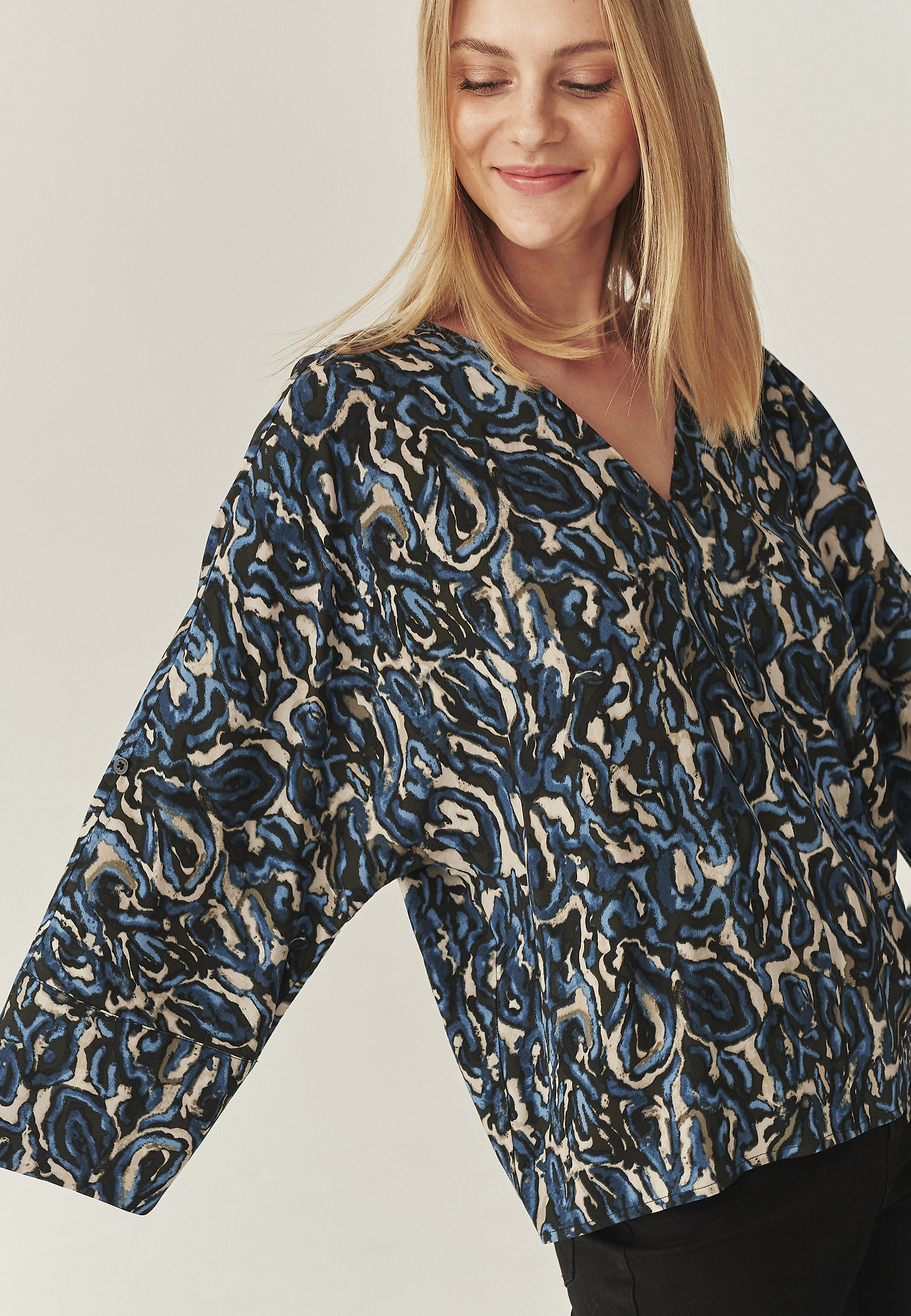 BLUZA IZ VISKOZE Z ORIGINALNIM DIZAJNOM - VIVIENNE 1 BLUZA IZ VISKOZE Z ORIGINALNIM DIZAJNOM - VIVIENNE 1 VEČBARVNA 114924