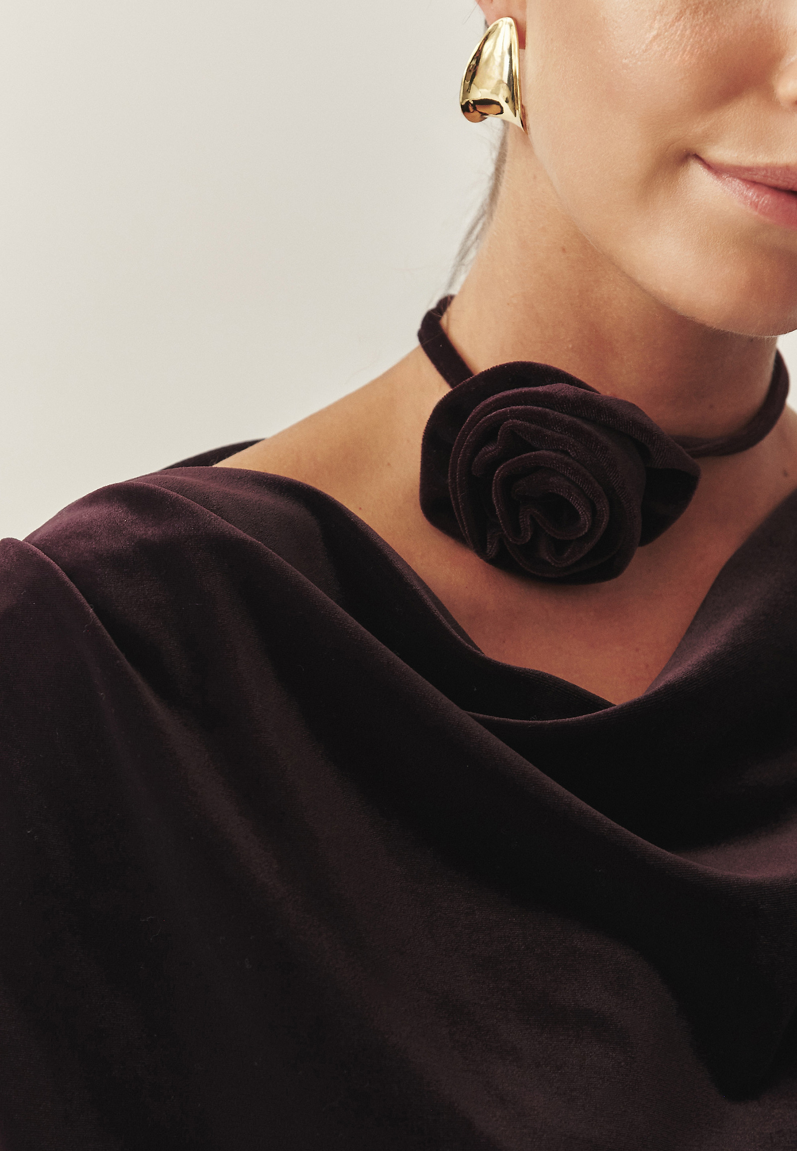 WELUROWA BLUZKA Z KWIATOWĄ OZDOBĄ - BULAN 1 WELUROWA BLUZKA Z KWIATOWĄ OZDOBĄ - BULAN 1 CZERWONY 118259