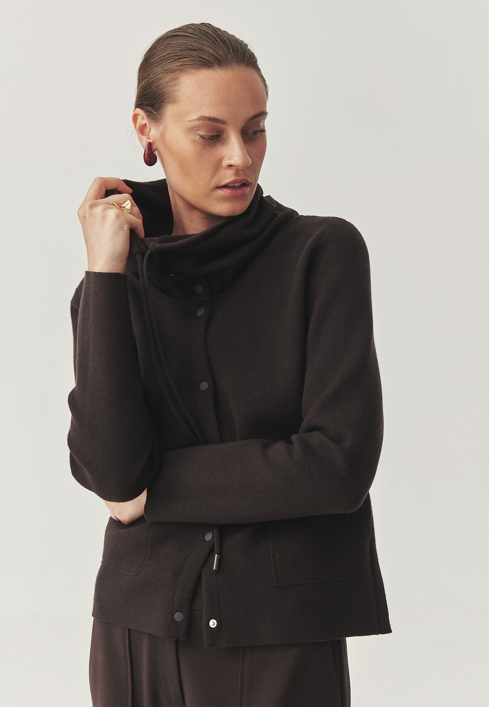 SWETER Z REGULOWANĄ STÓJKĄ - MARTENA SWETER Z REGULOWANĄ STÓJKĄ - MARTENA BRĄZOWY 114820