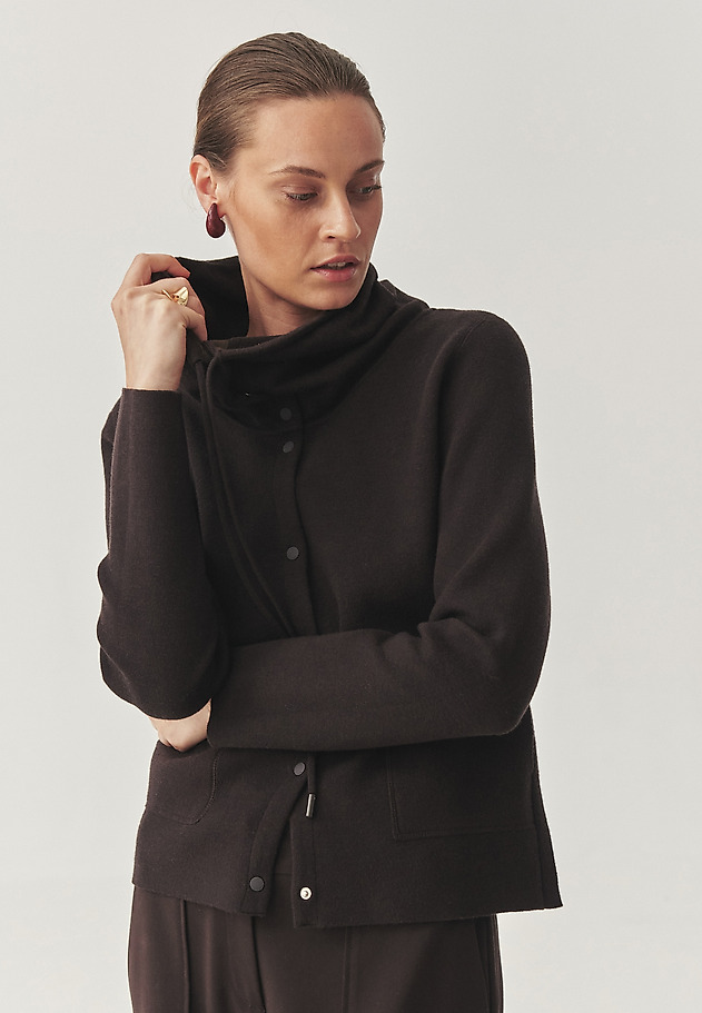 SWETER Z REGULOWANĄ STÓJKĄ - MARTENA SWETER Z REGULOWANĄ STÓJKĄ - MARTENA BRĄZOWY 5