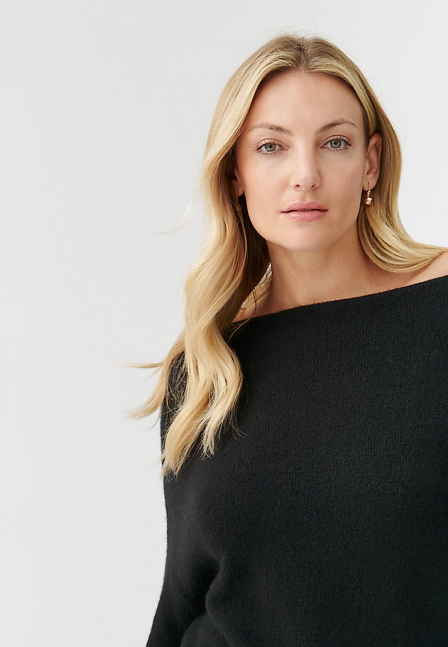 LADIES’ SWEATER WITH DECORATIVE NECKLINE ATI LADIES’ SWEATER WITH DECORATIVE NECKLINE ATI CZARNY 7