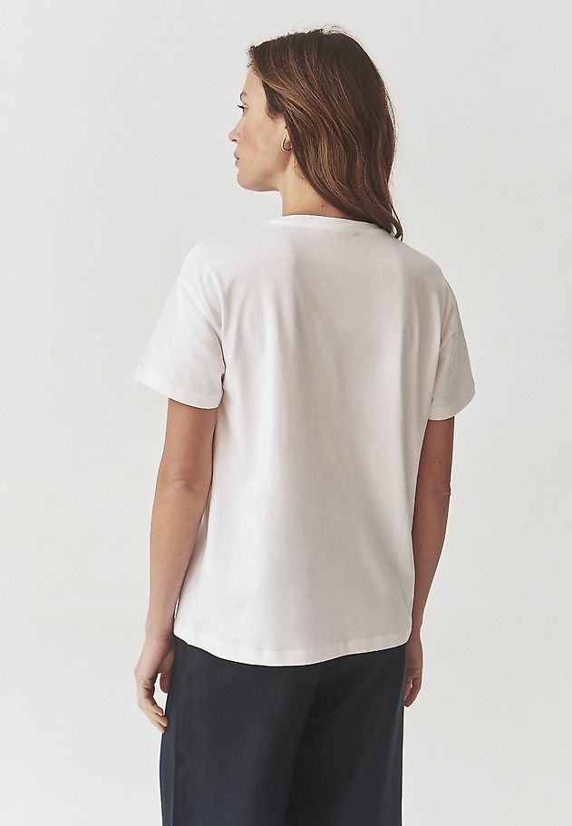 SWOBODNY T-SHIRT DAMSKI Z MIEJSCOWYM NADRUKIEM I KORALIKAMI - MALATI SWOBODNY T-SHIRT DAMSKI Z MIEJSCOWYM NADRUKIEM I KORALIKAMI - MALATI BIAŁY 2
